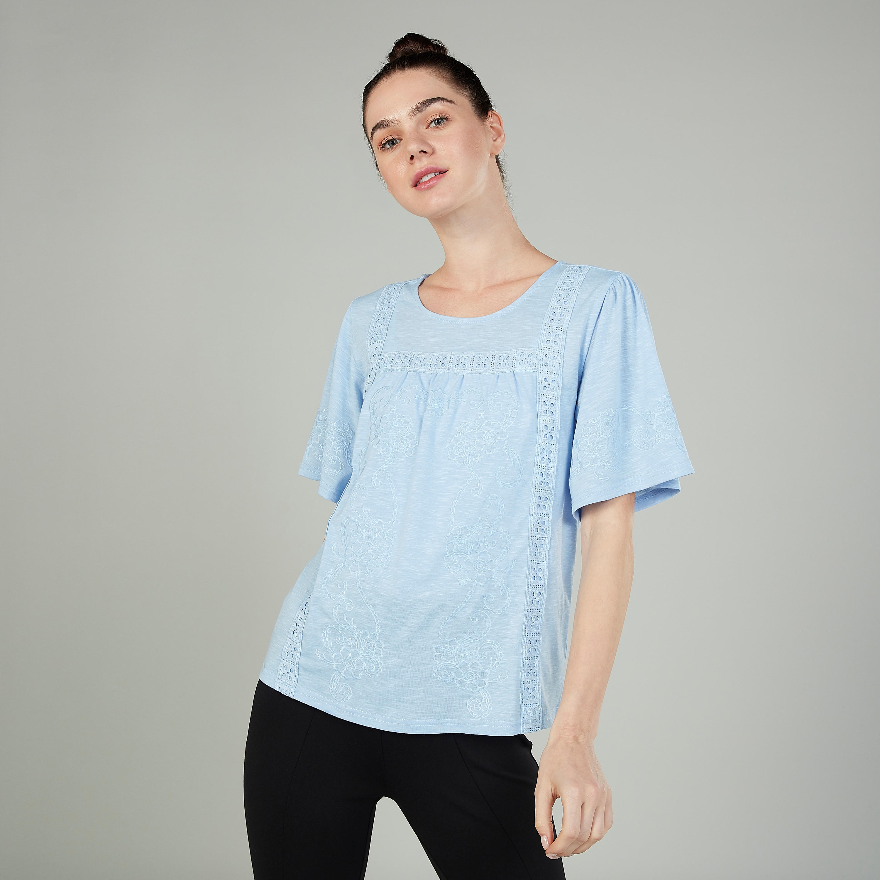 بلوزة بياقة مستديرة وأكمام قصيرة وتفاصيل دانتيل من آيكونيك-women-clothing-shirtsandblouses-blouses-image-5