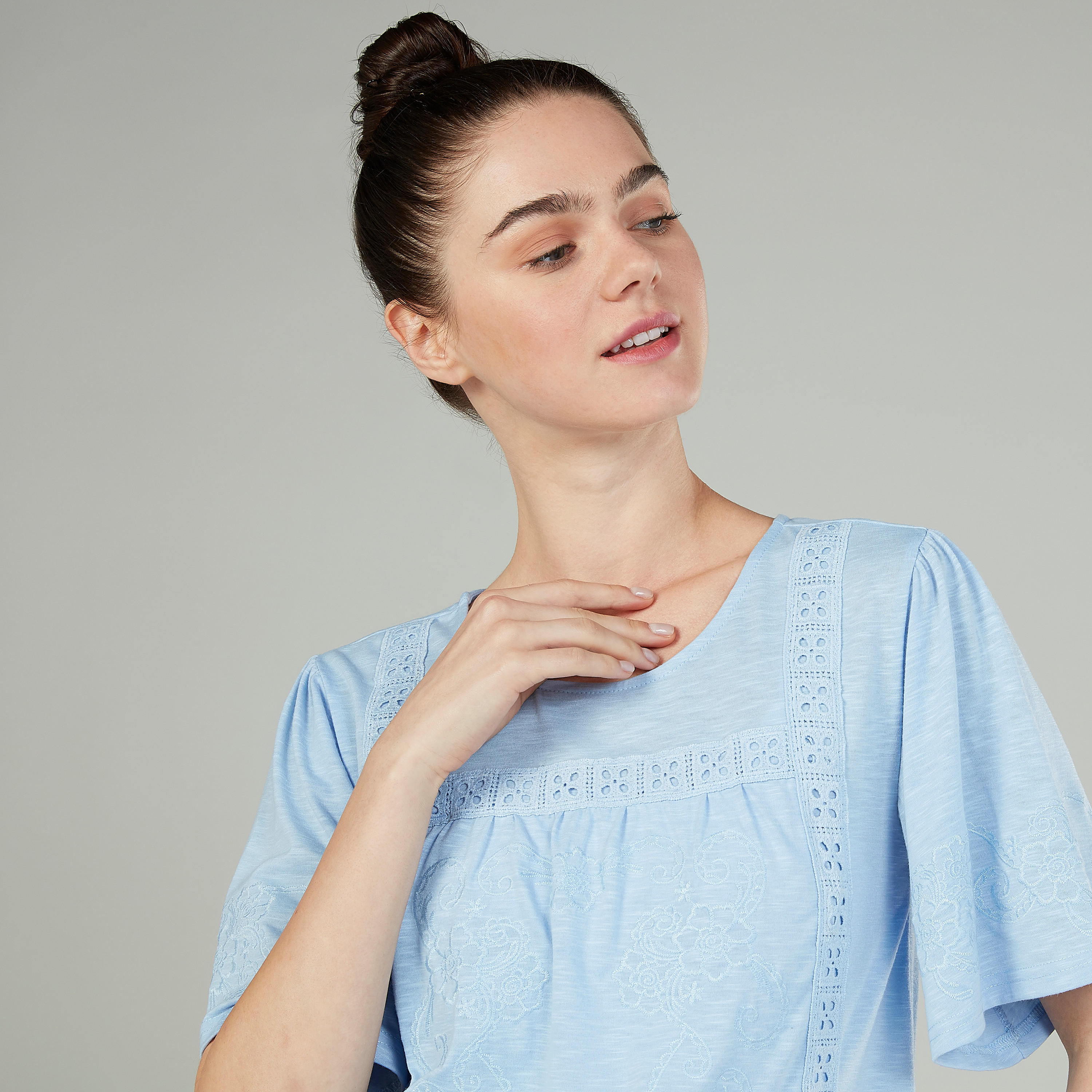 بلوزة بياقة مستديرة وأكمام قصيرة وتفاصيل دانتيل من آيكونيك-women-clothing-shirtsandblouses-blouses-image-7