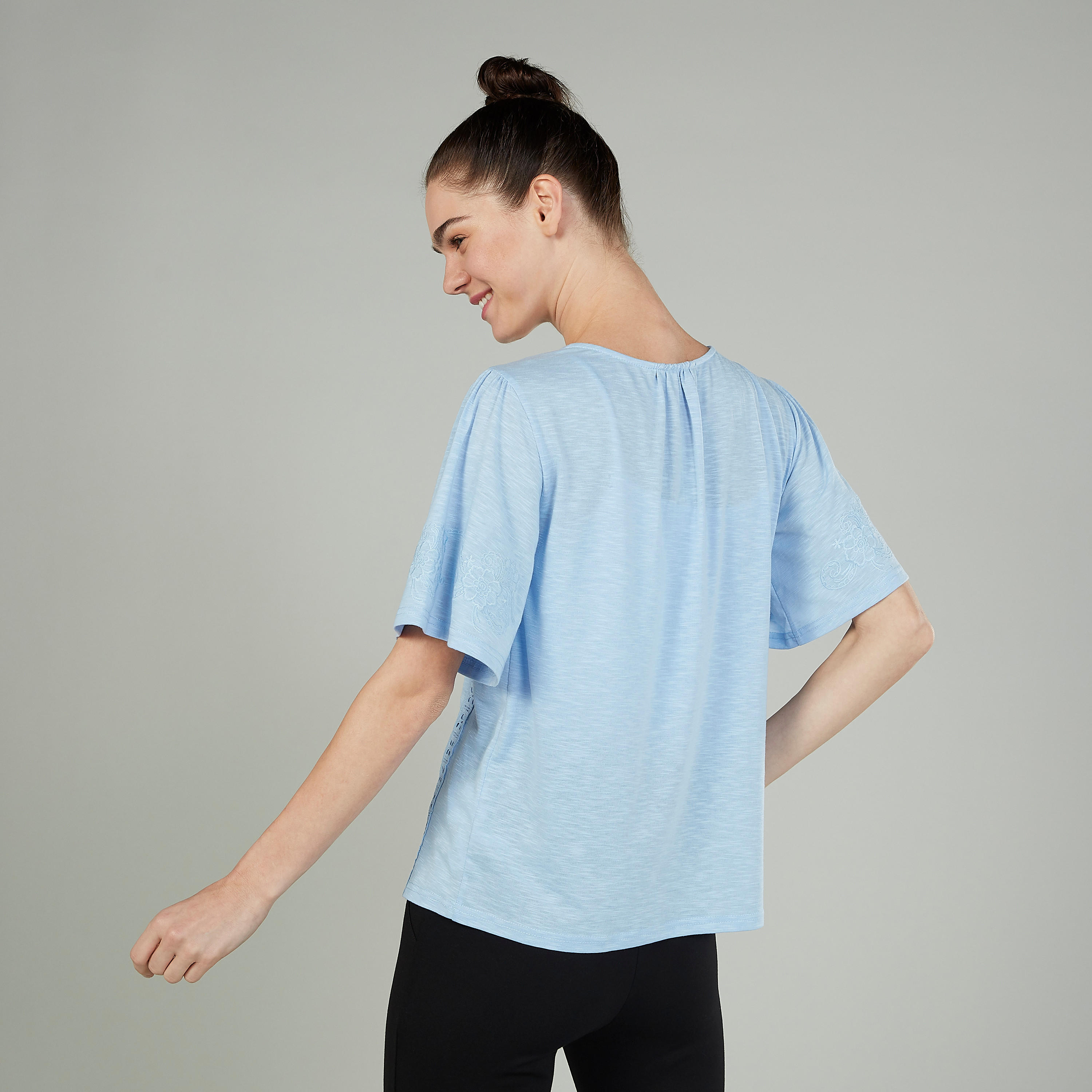 بلوزة بياقة مستديرة وأكمام قصيرة وتفاصيل دانتيل من آيكونيك-women-clothing-shirtsandblouses-blouses-image-8