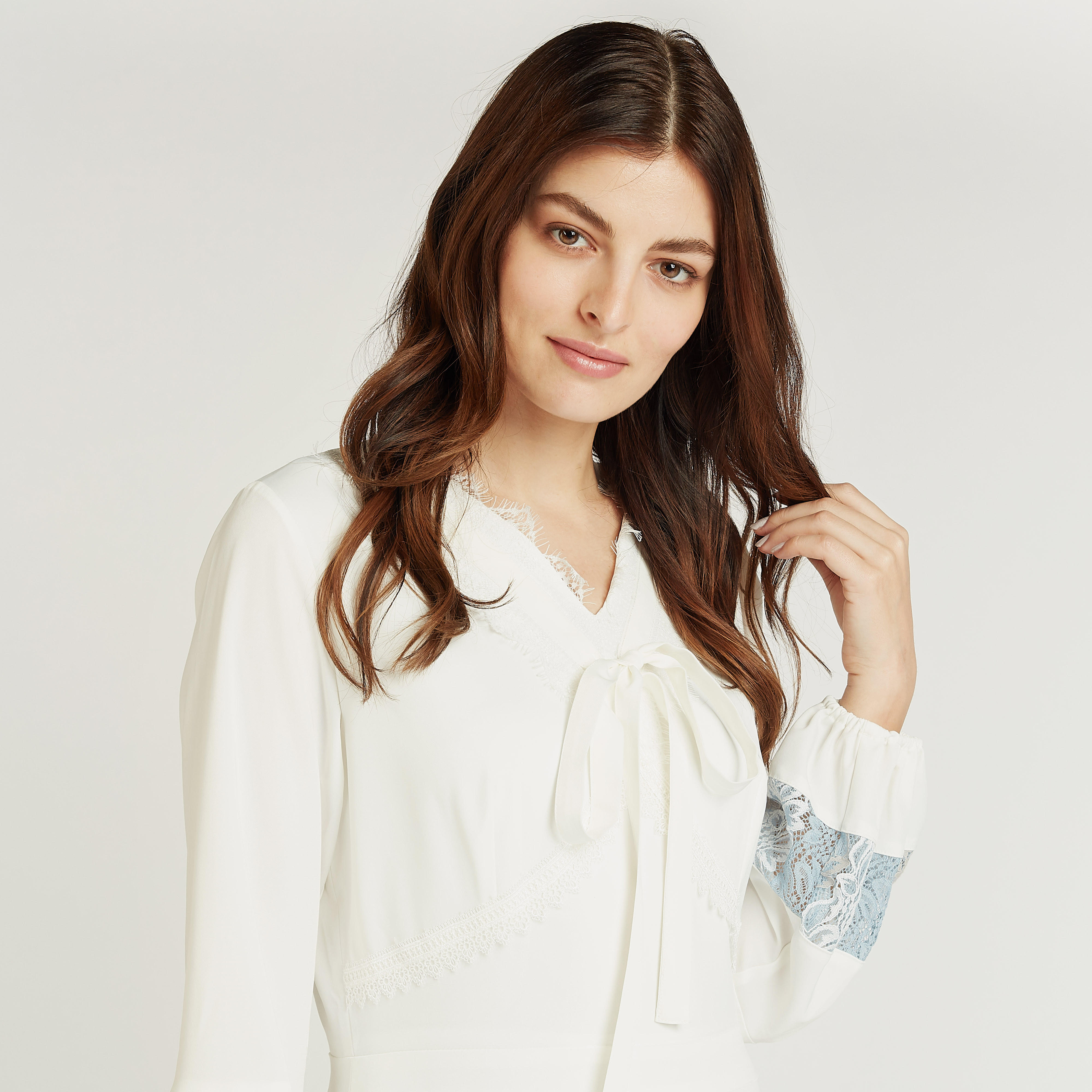 فستان دانتيل إيه لاين طويل بأكمام بيشوب بياقة v من آيكونيك-women-clothing-dresses-image-4
