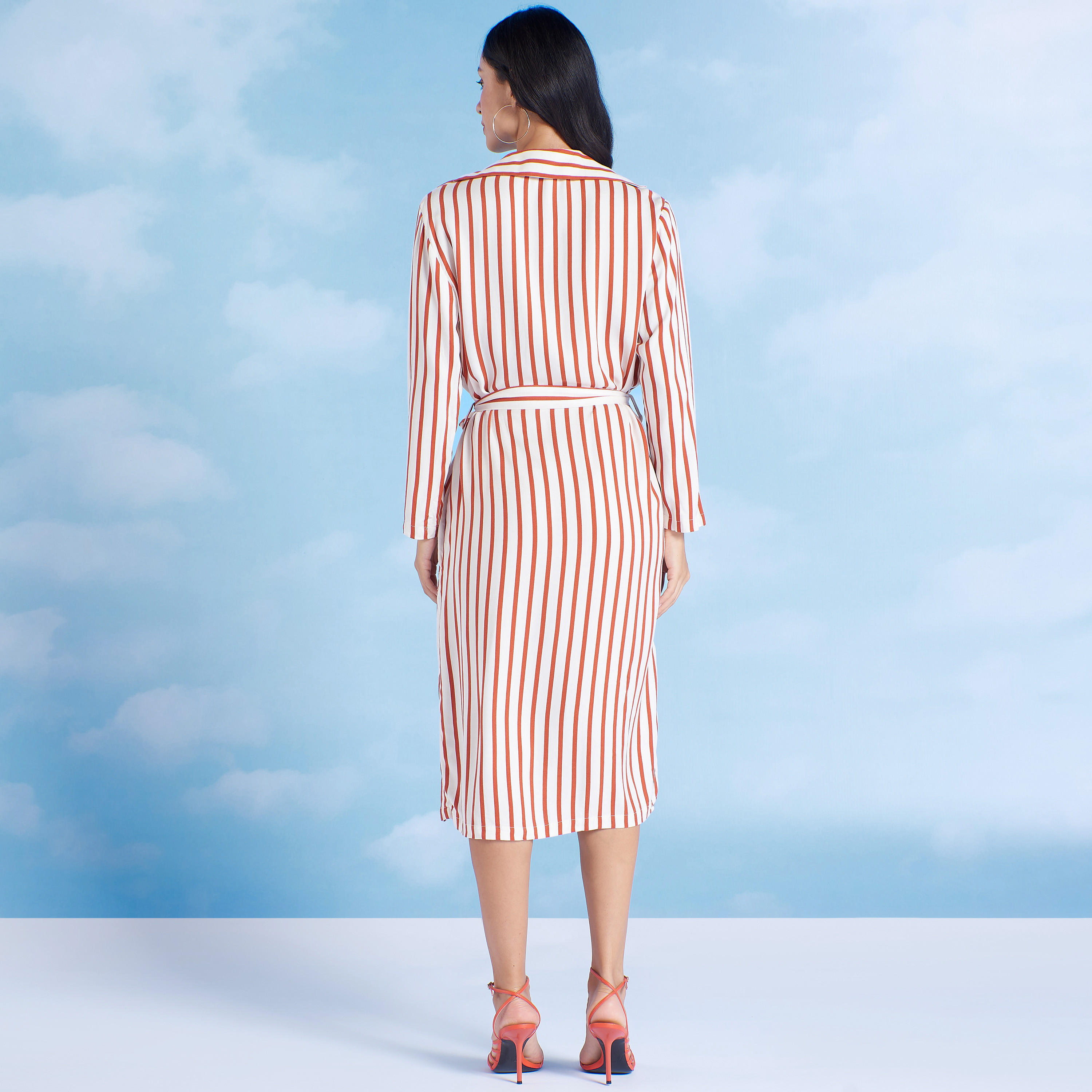 معطف مقلّم بأكمام طويلة وأربطة من آيكونيك-women-clothing-coatsandjackets-coats-image-6