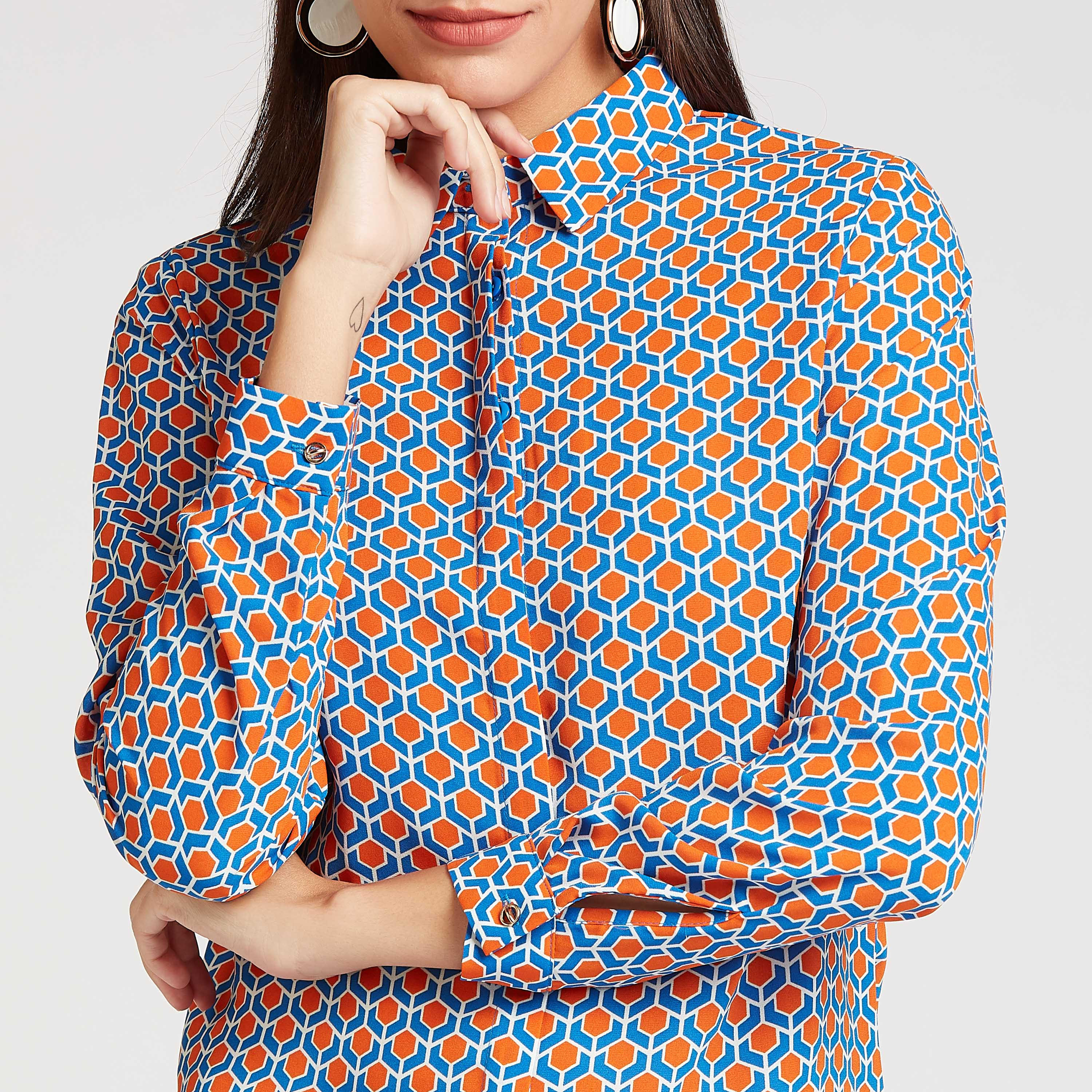 بلوزة بياقة عاديّة وأكمام طويلة و طبعات من آيكونيك-women-clothing-shirtsandblouses-blouses-image-3