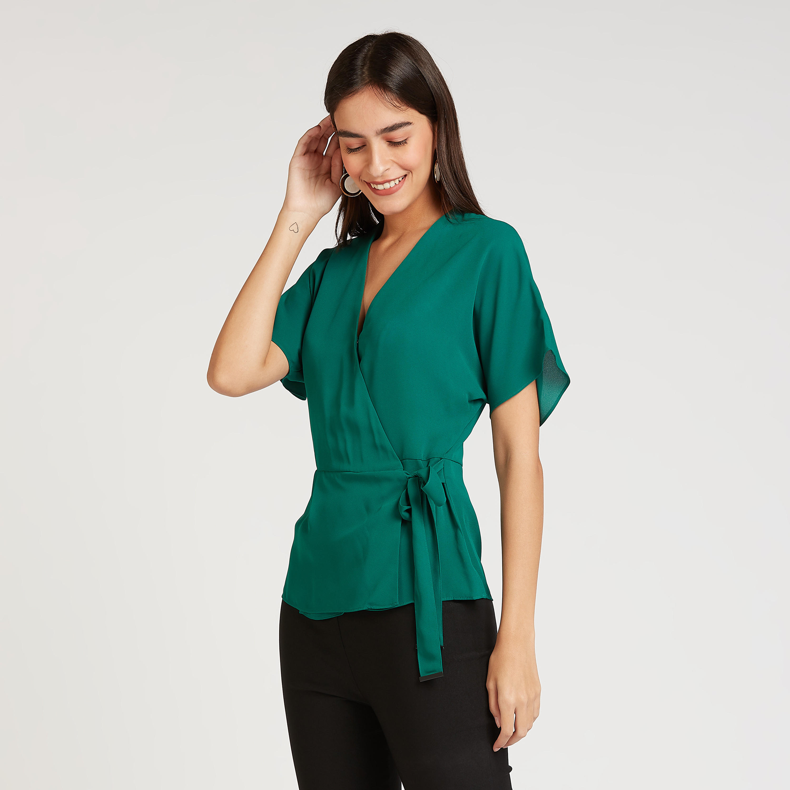 بلوزة سادة بياقة V وأكمام واسعة من آيكونيك-women-clothing-shirtsandblouses-blouses-image-4