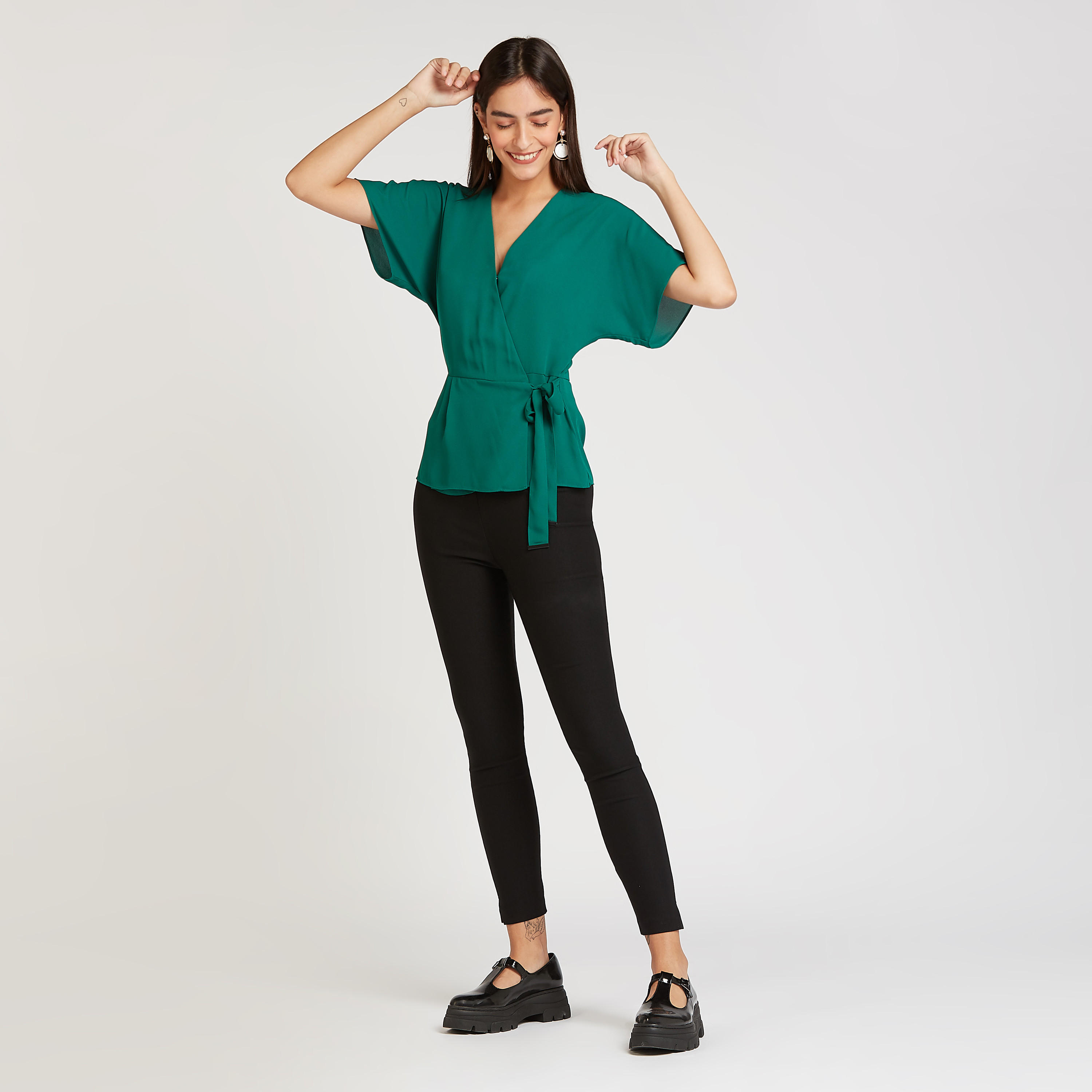بلوزة سادة بياقة V وأكمام واسعة من آيكونيك-women-clothing-shirtsandblouses-blouses-image-3
