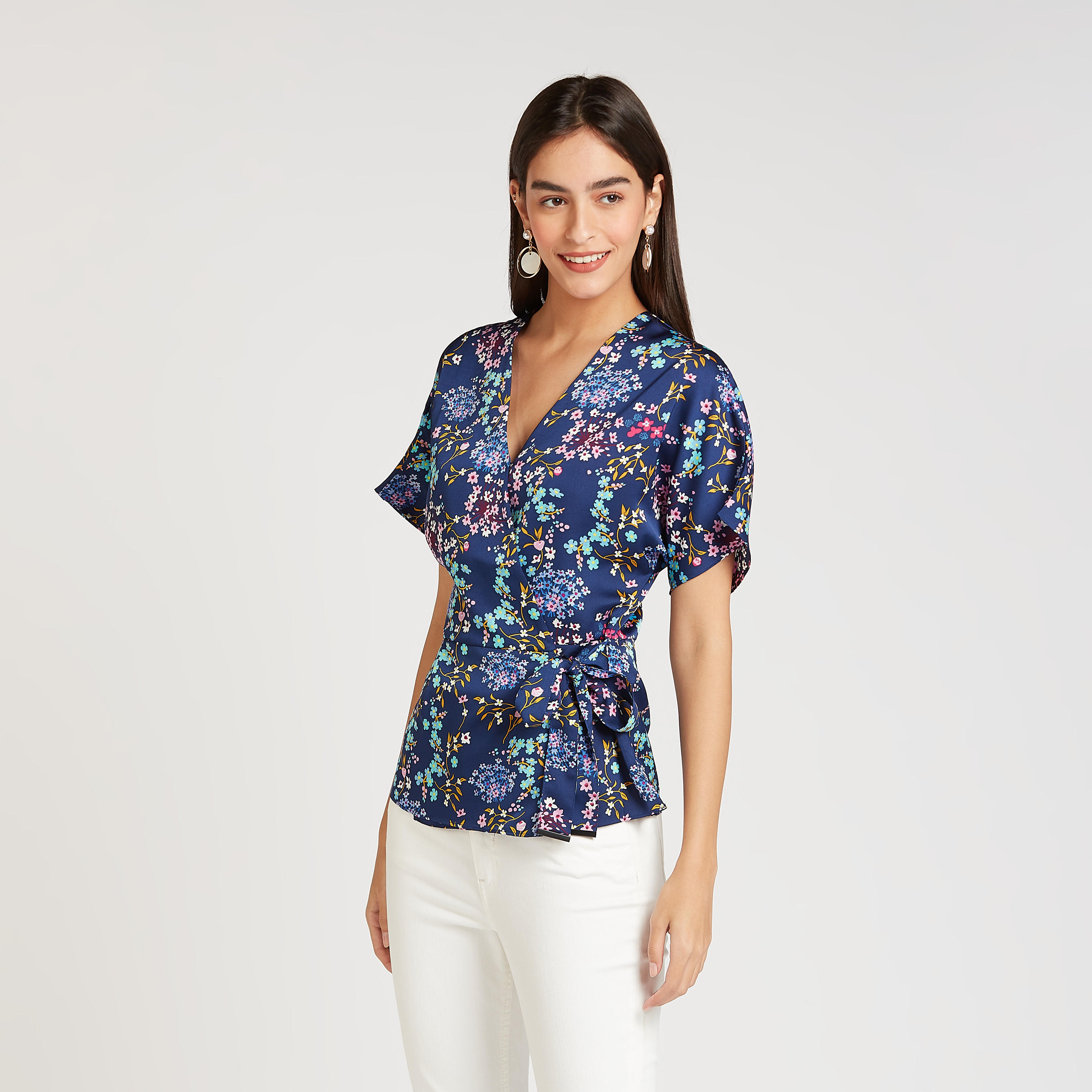 بلوزة بياقة V وأربطة وطبعات أزهار من آيكونيك-women-clothing-shirtsandblouses-blouses-image-1