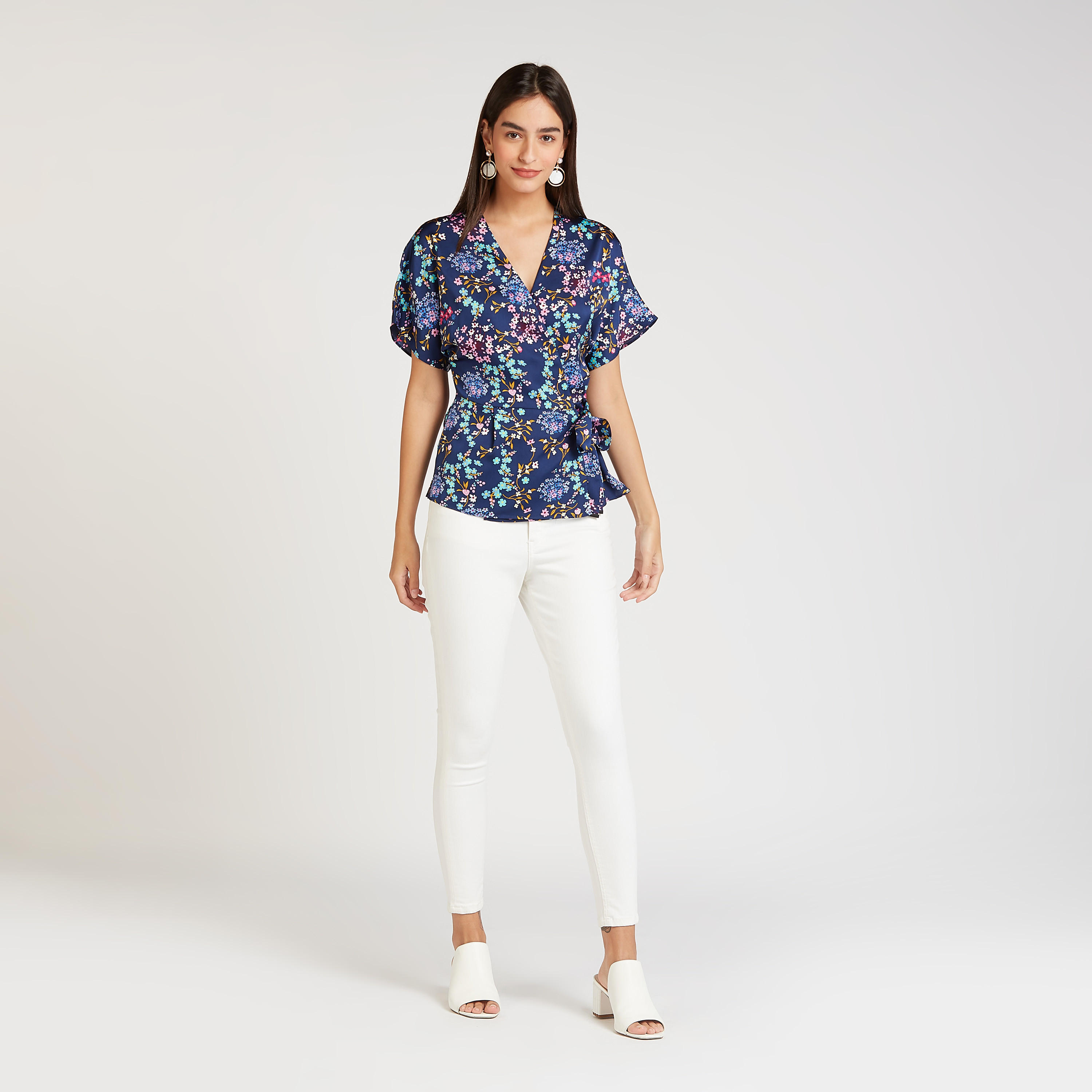 بلوزة بياقة V وأربطة وطبعات أزهار من آيكونيك-women-clothing-shirtsandblouses-blouses-image-2