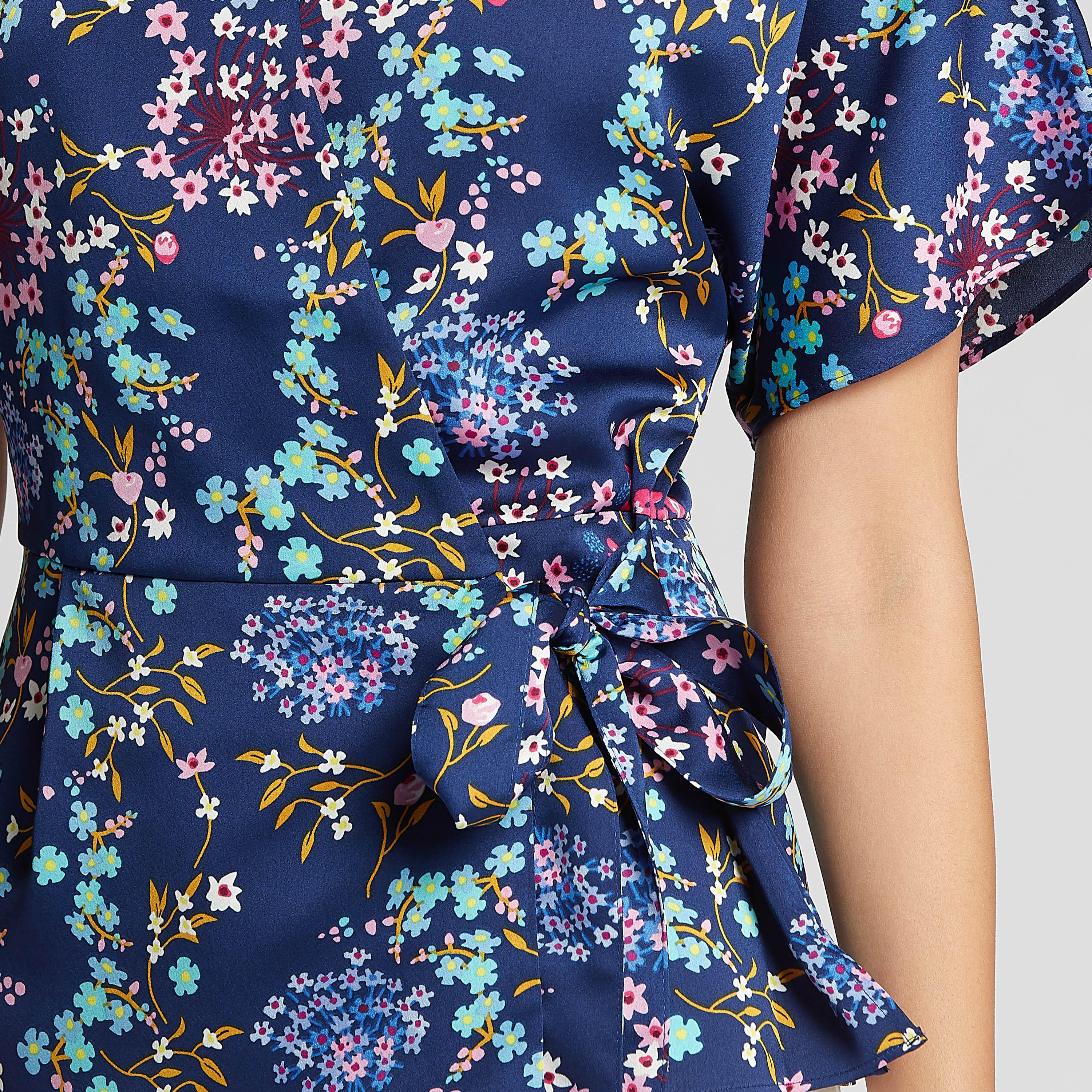 بلوزة بياقة V وأربطة وطبعات أزهار من آيكونيك-women-clothing-shirtsandblouses-blouses-image-3