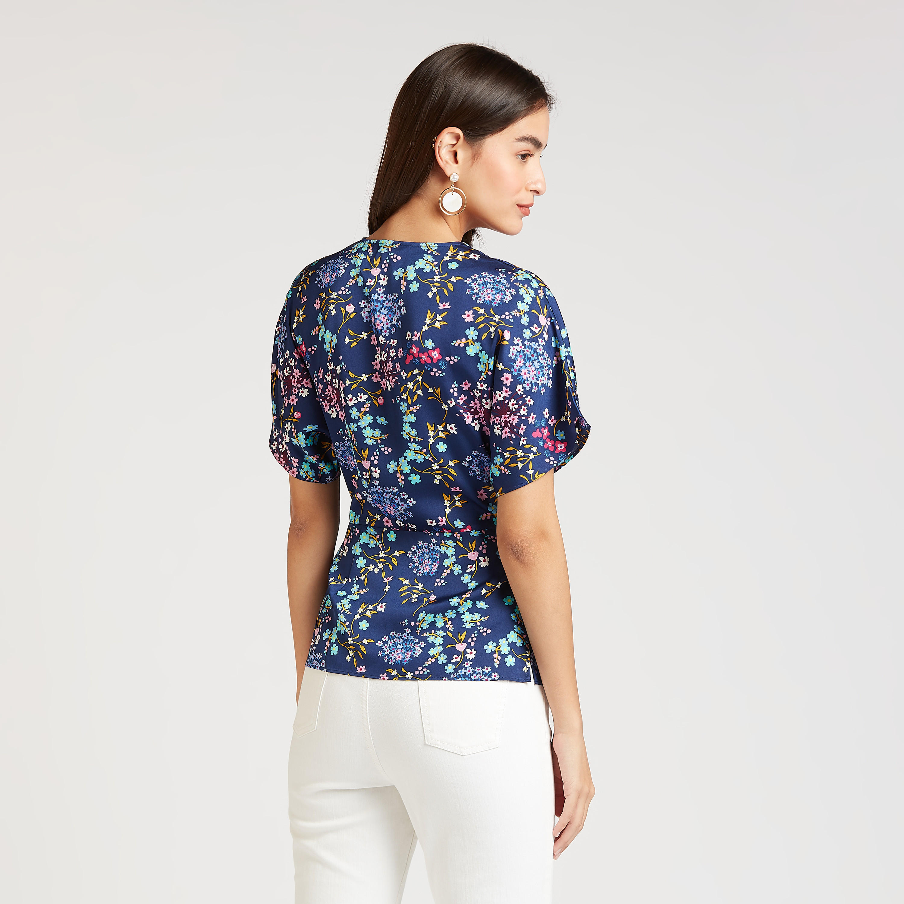 بلوزة بياقة V وأربطة وطبعات أزهار من آيكونيك-women-clothing-shirtsandblouses-blouses-image-4