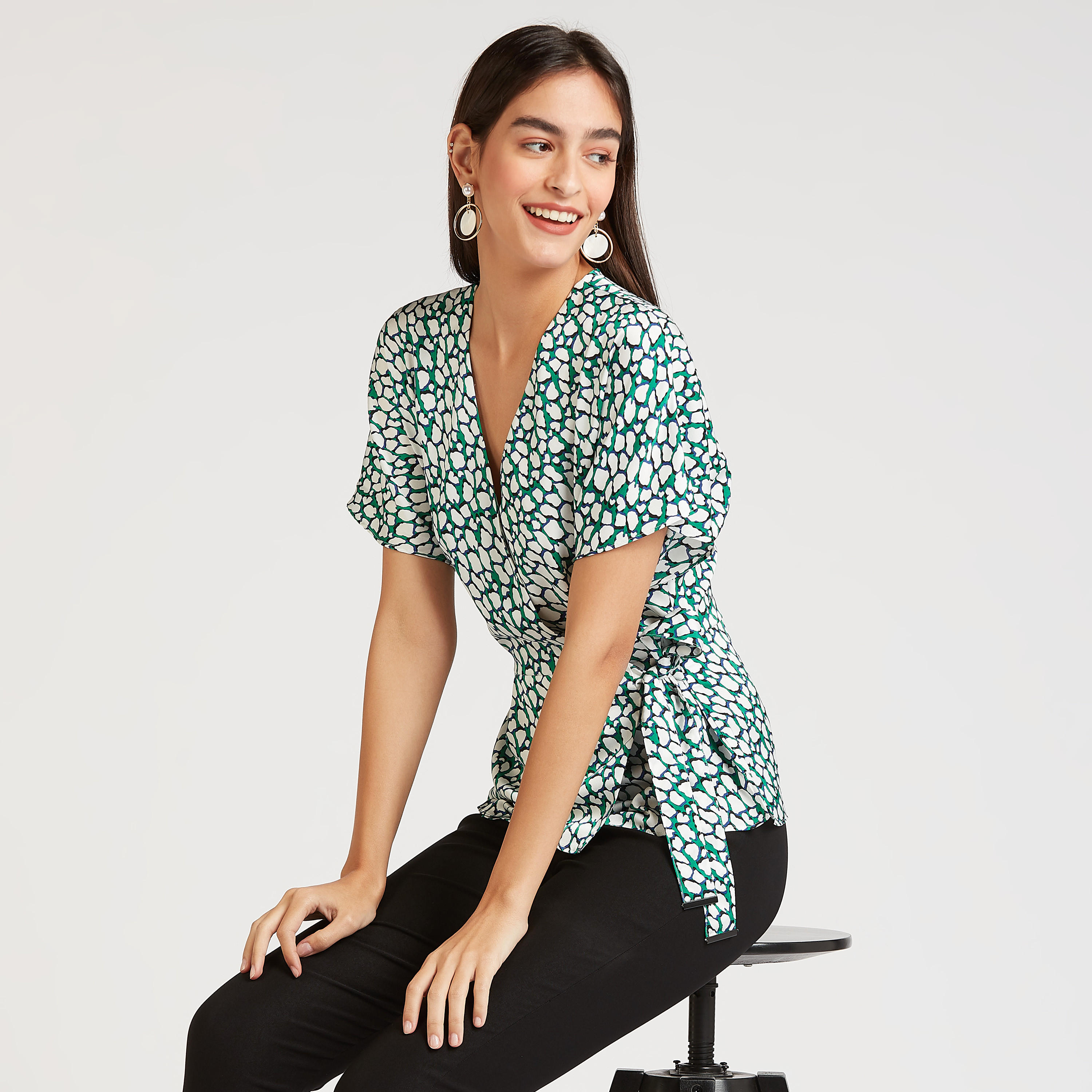 بلوزة بطبعات وياقة V وأربطة من آيكونيك-women-clothing-shirtsandblouses-blouses-image-5