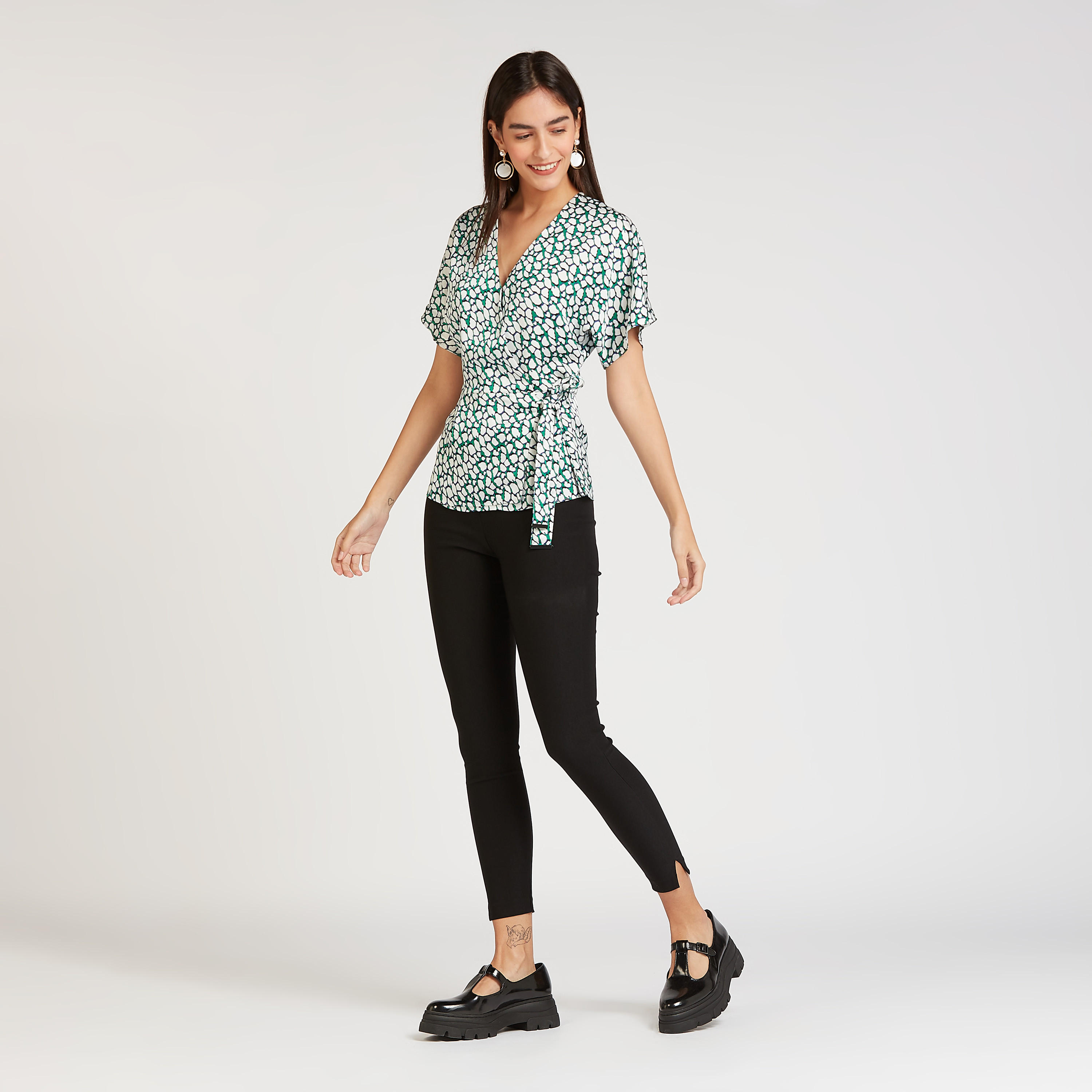 بلوزة بطبعات وياقة V وأربطة من آيكونيك-women-clothing-shirtsandblouses-blouses-image-4