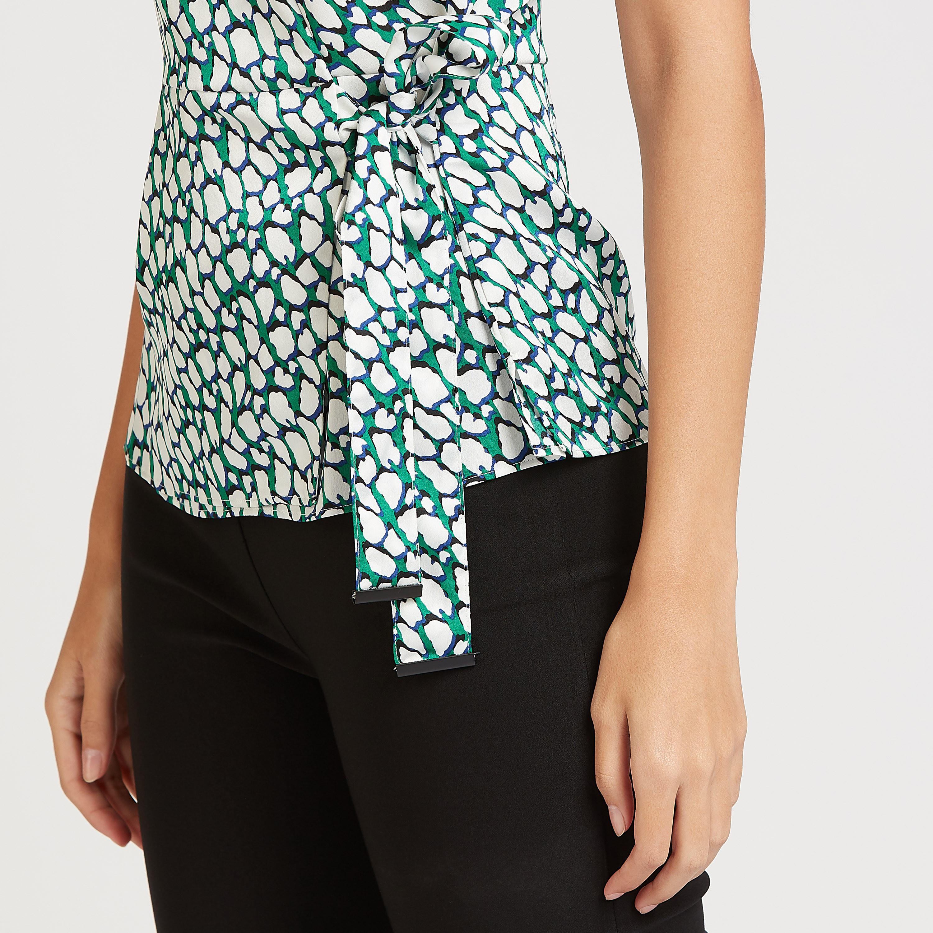 بلوزة بطبعات وياقة V وأربطة من آيكونيك-women-clothing-shirtsandblouses-blouses-image-3