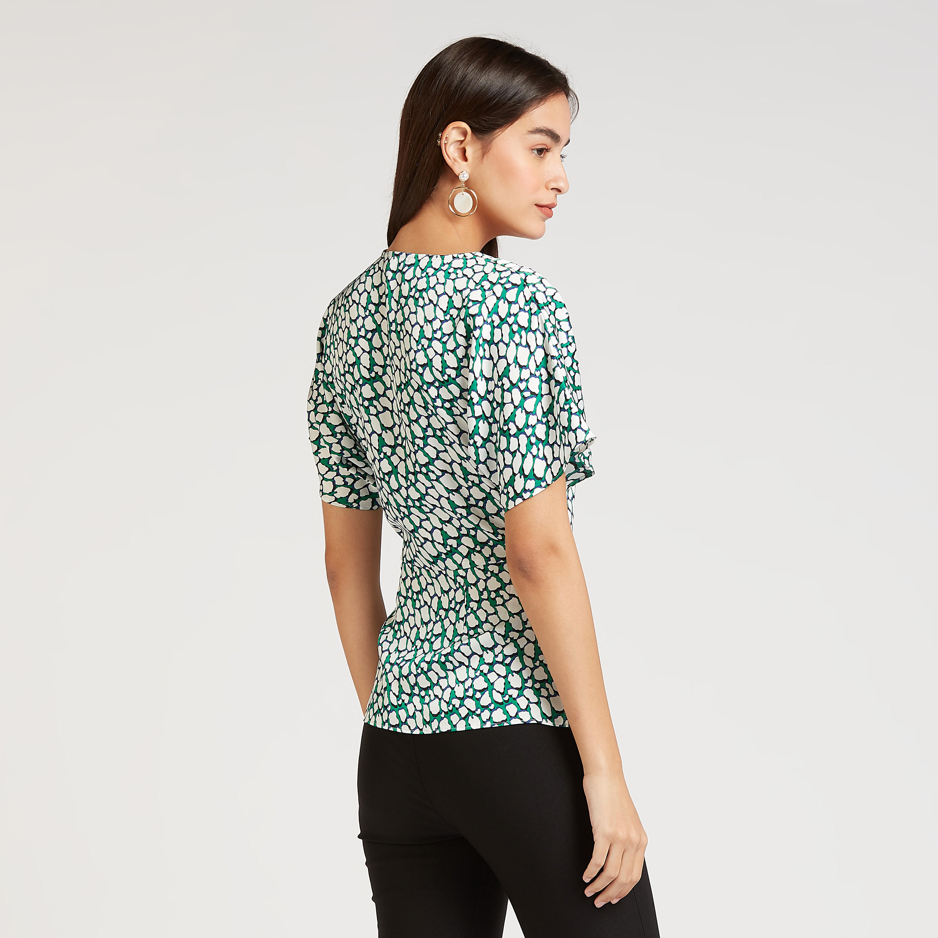 بلوزة بطبعات وياقة V وأربطة من آيكونيك-women-clothing-shirtsandblouses-blouses-image-2