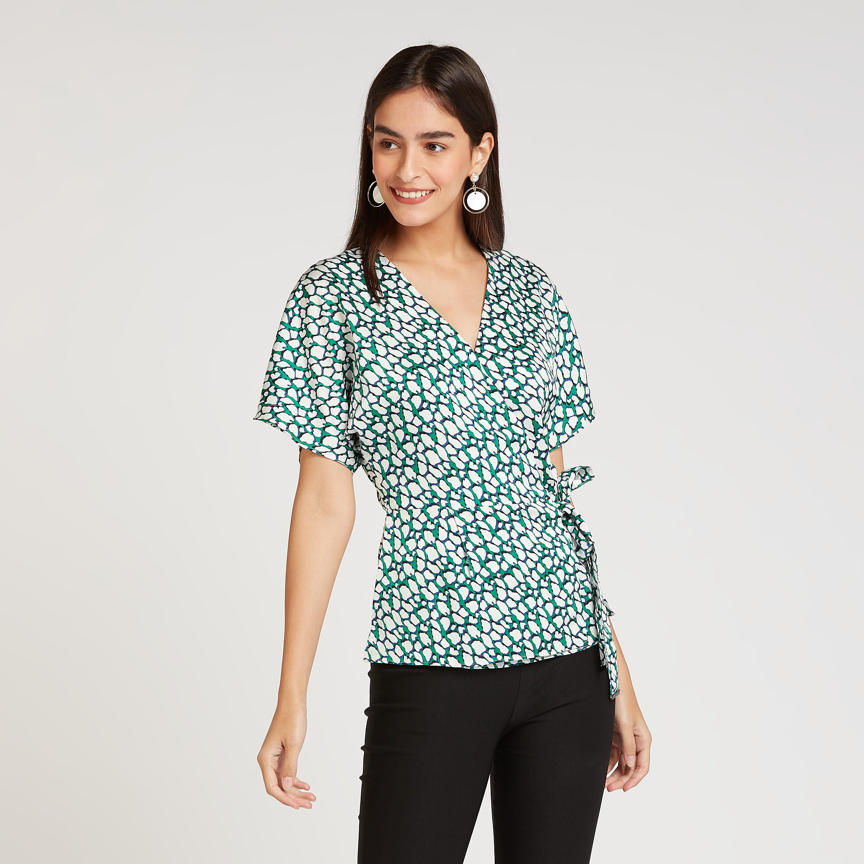 بلوزة بطبعات وياقة V وأربطة من آيكونيك-women-clothing-shirtsandblouses-blouses-image-1
