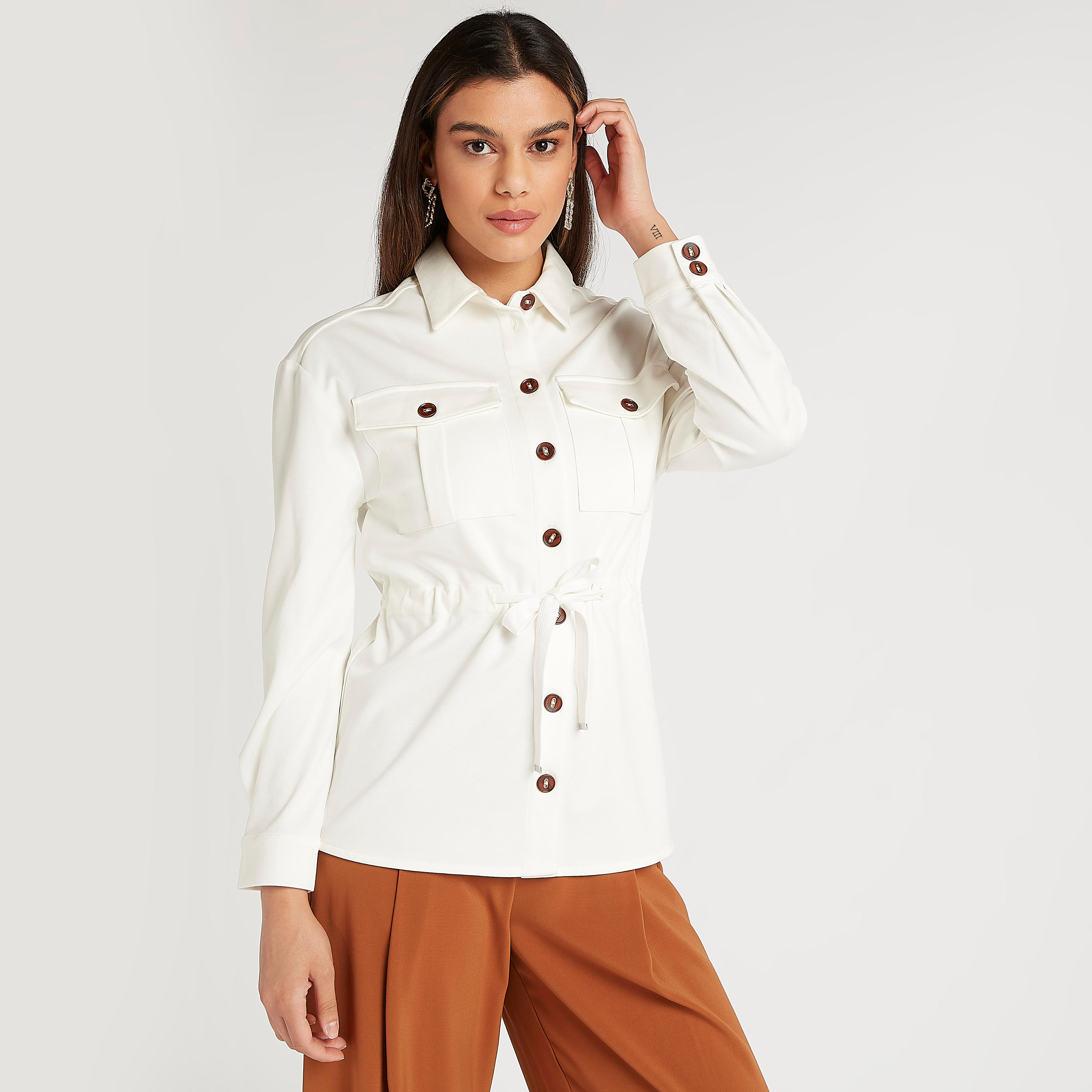 قميص سادة بأكمام طويلة بأربطة على الخصر وجيوب بطيّة من آيكونيك-women-clothing-shirtsandblouses-shirts-image-1