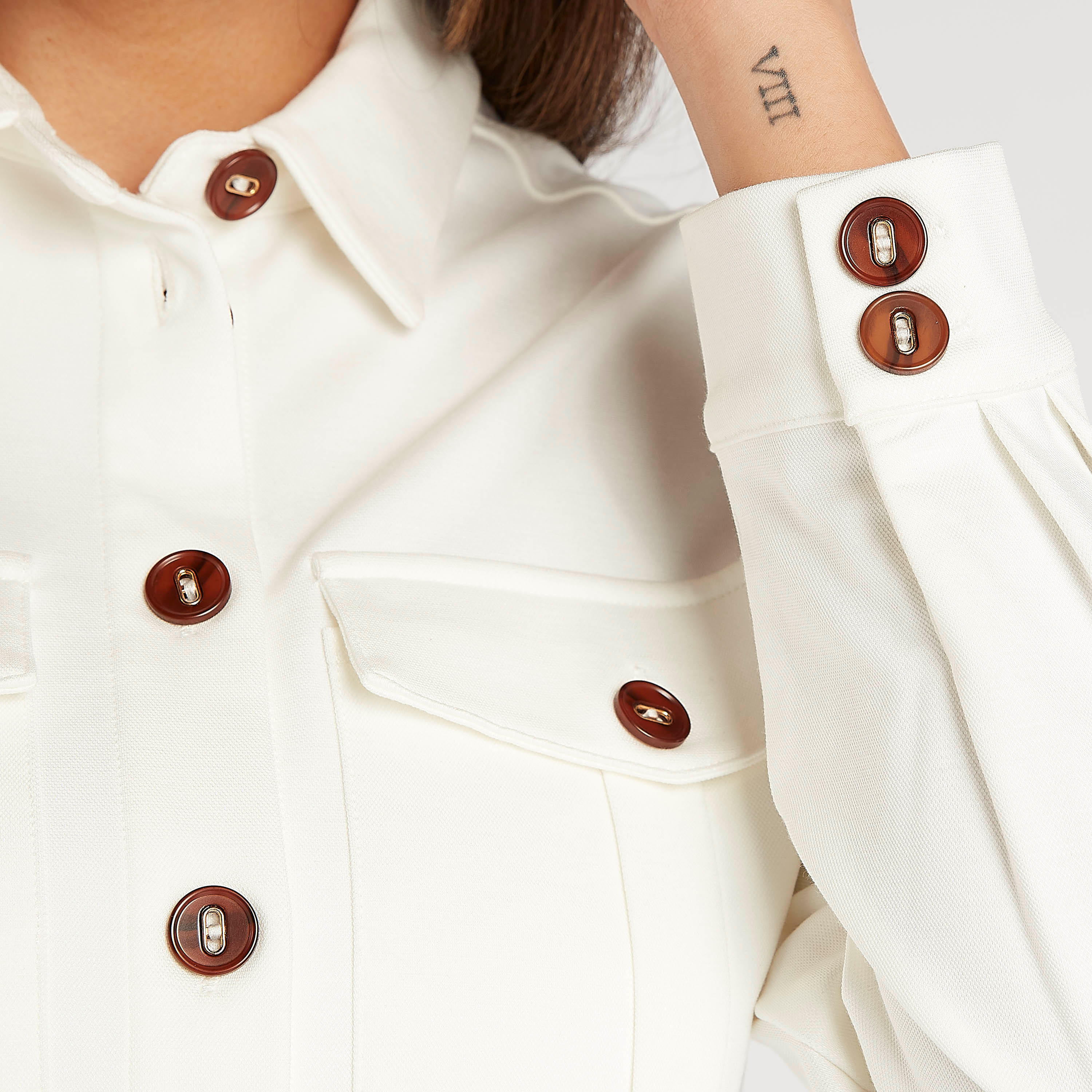 قميص سادة بأكمام طويلة بأربطة على الخصر وجيوب بطيّة من آيكونيك-women-clothing-shirtsandblouses-shirts-image-5