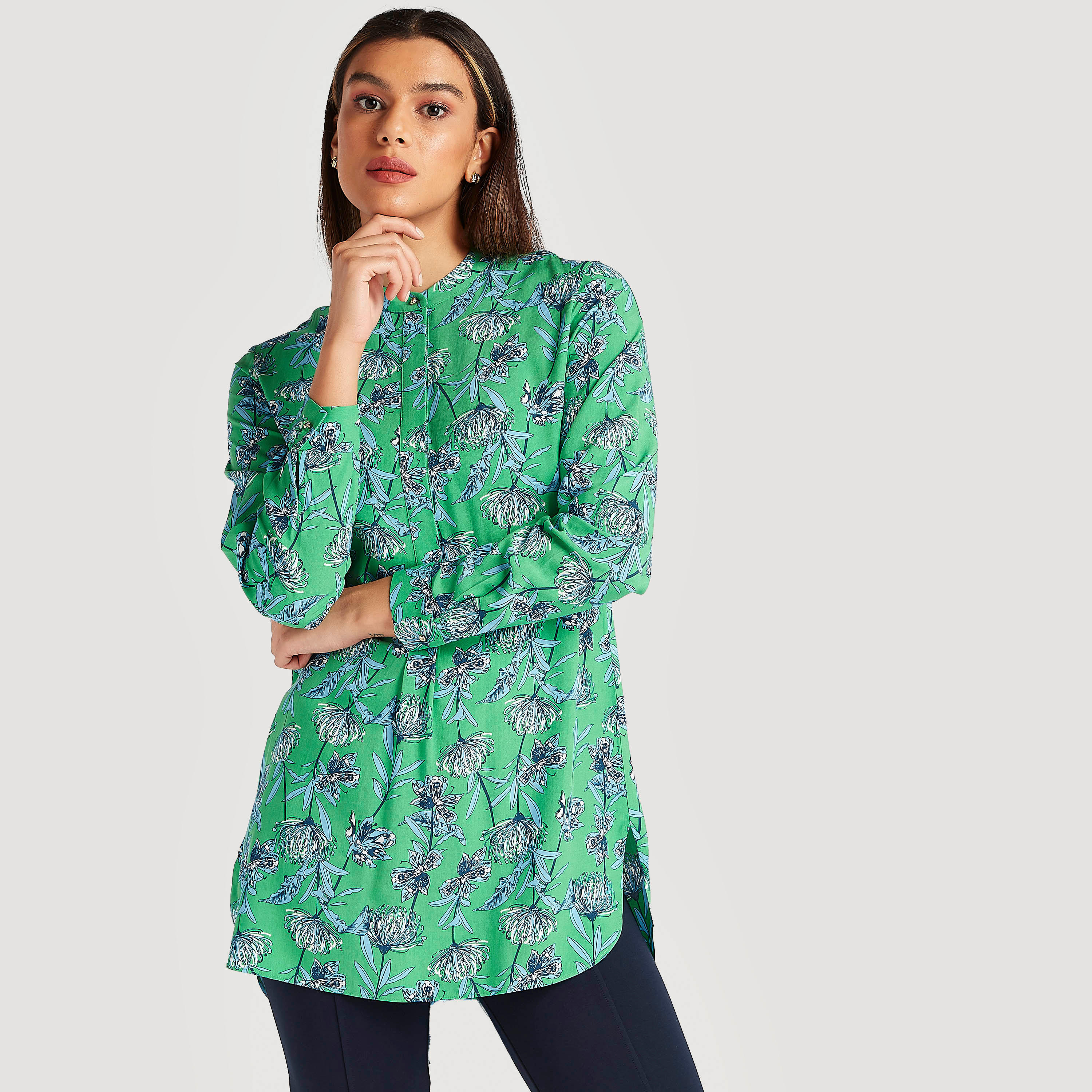 بلوزة طويلة بياقة بأكمام طويلة وطبعات أزهار من آيكونيك-women-clothing-shirtsandblouses-blouses-image-1