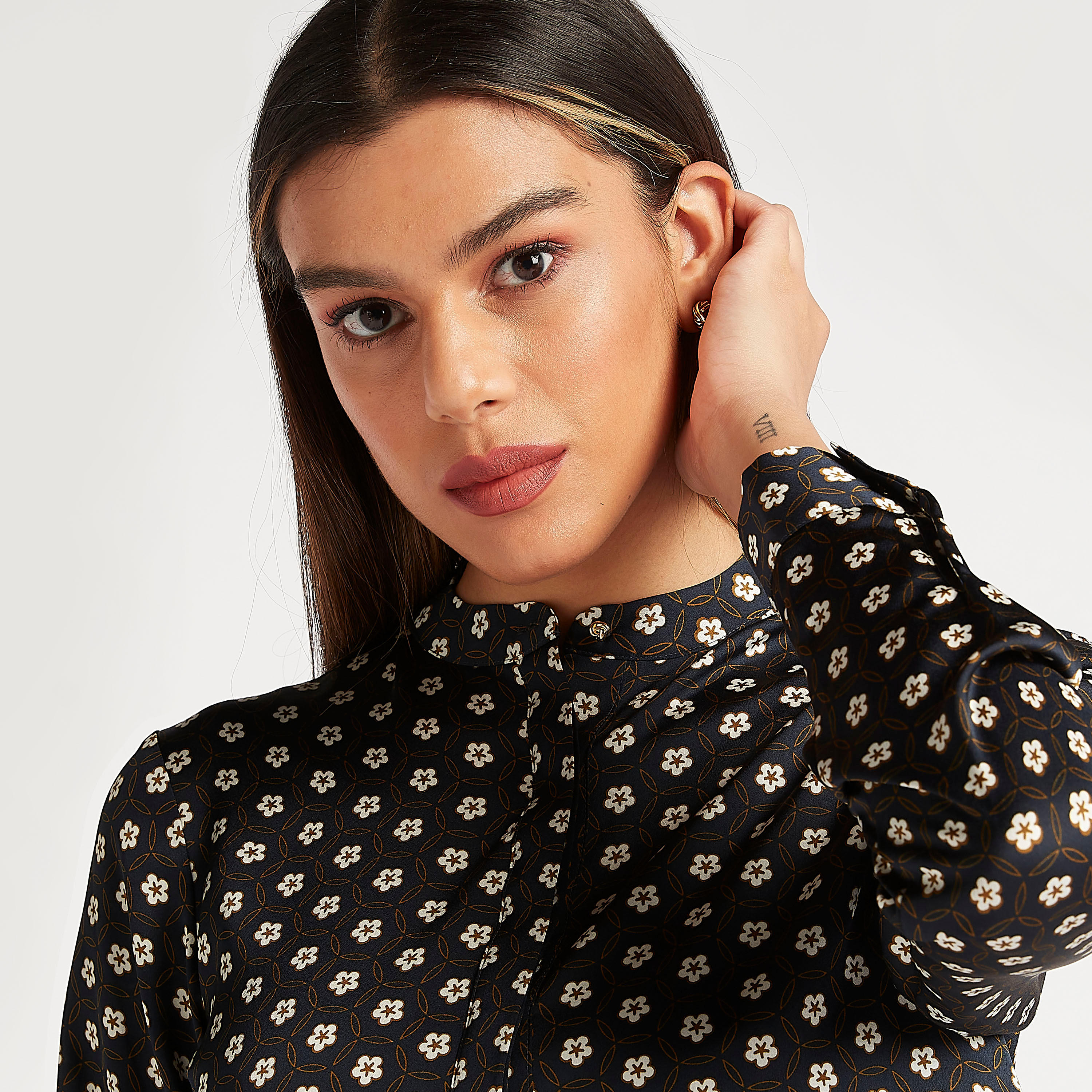 بلوزة طويلة بياقة بأكمام طويلة وطبعات أزهار من آيكونيك-women-clothing-shirtsandblouses-blouses-image-3