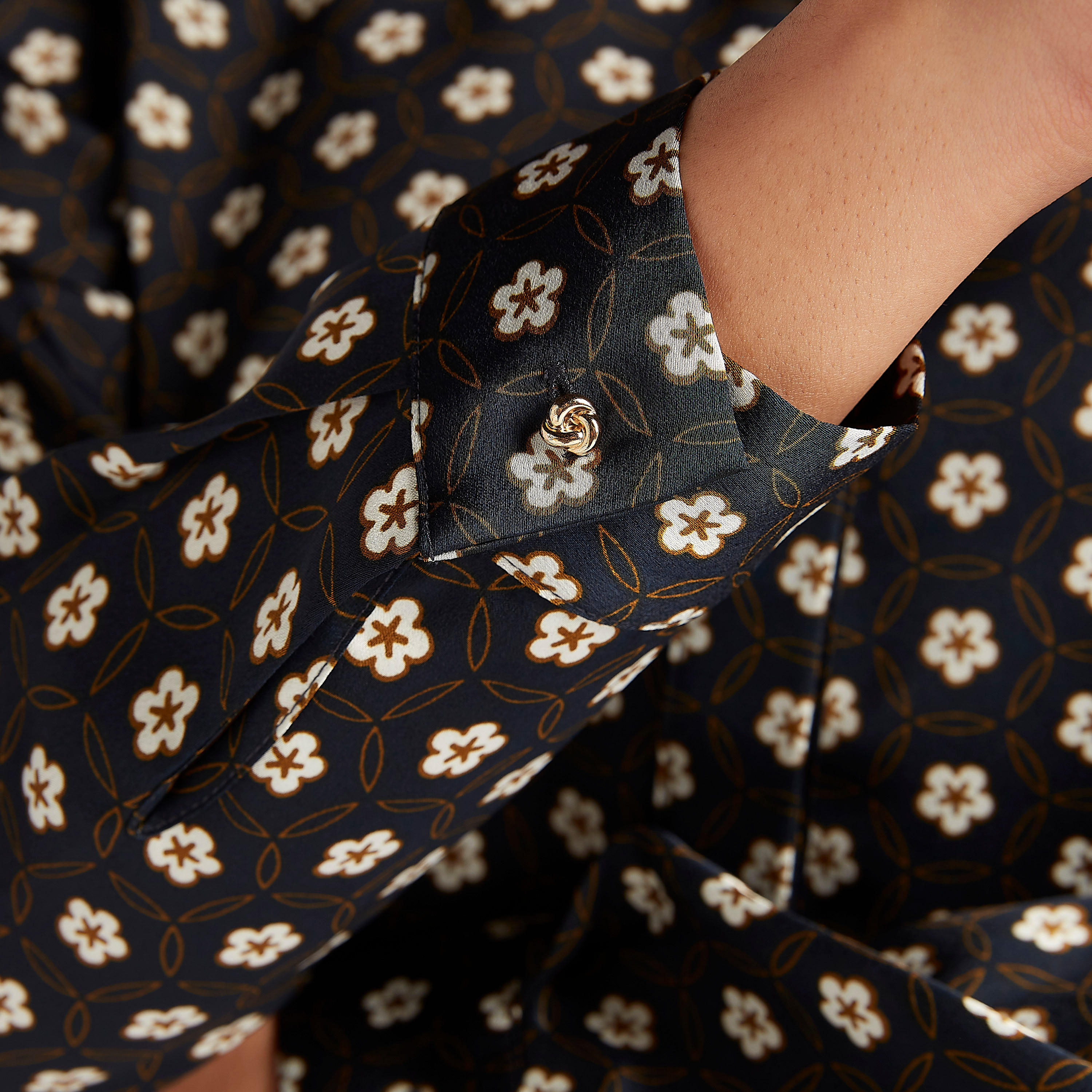 بلوزة طويلة بياقة بأكمام طويلة وطبعات أزهار من آيكونيك-women-clothing-shirtsandblouses-blouses-image-5