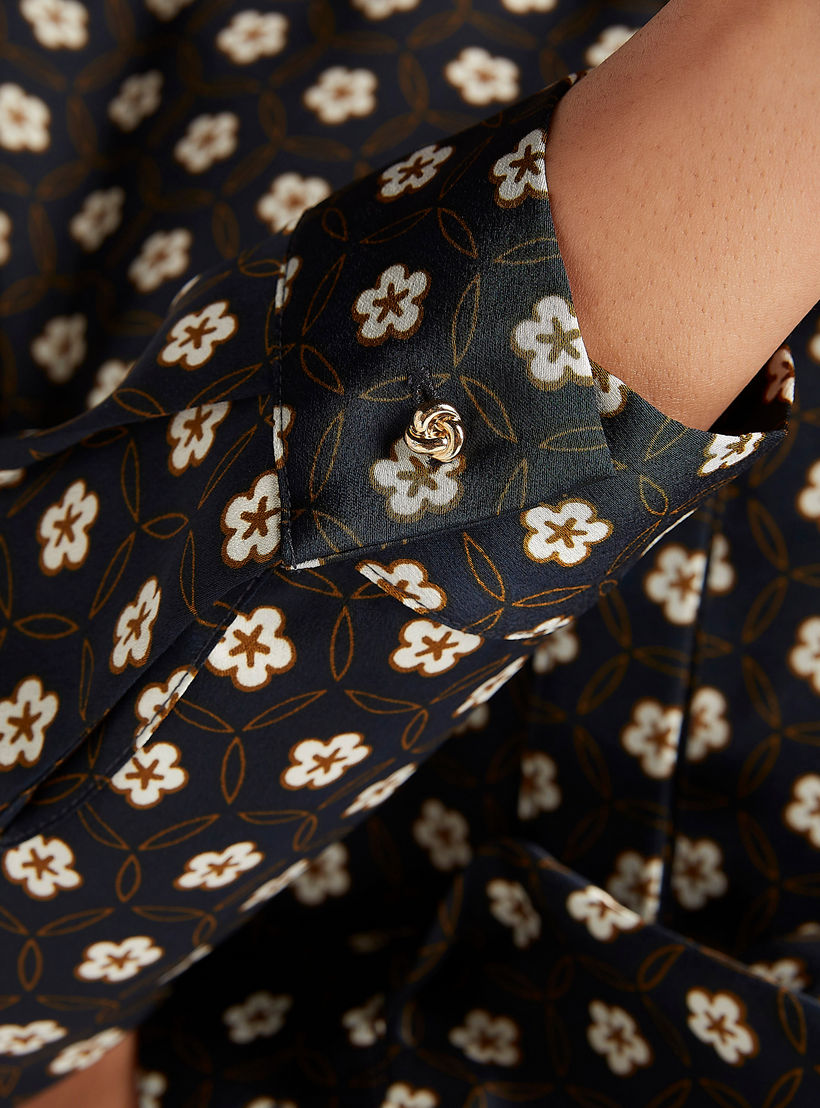 بلوزة طويلة بياقة بأكمام طويلة وطبعات أزهار من آيكونيك-women-clothing-shirtsandblouses-blouses-image-5