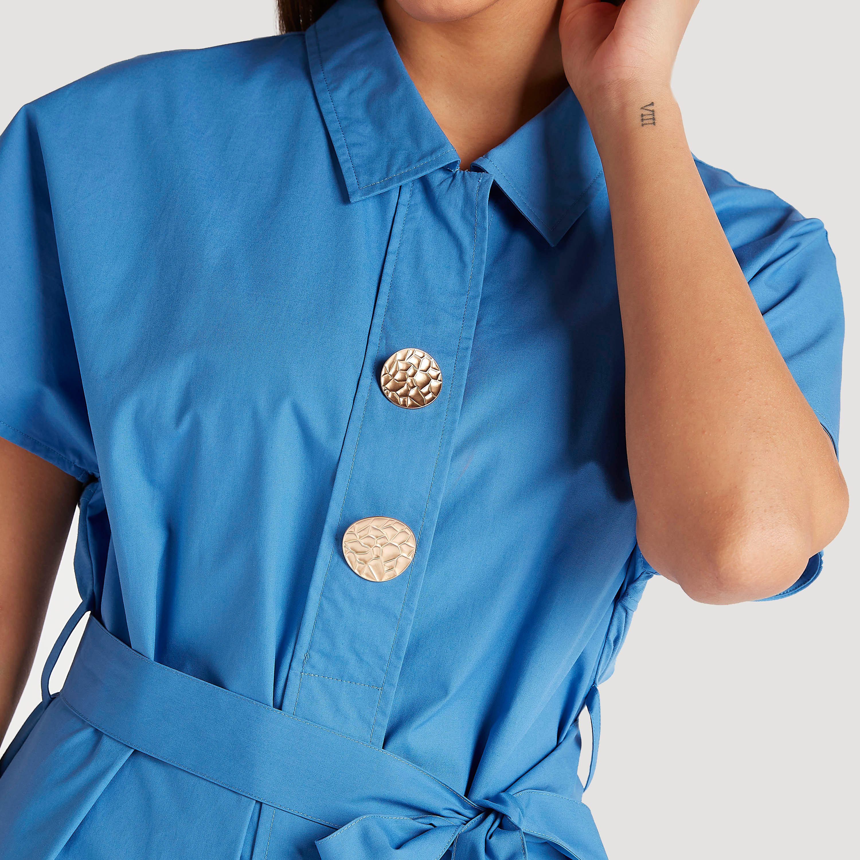 فستان قميص متوسط الطول بأكمام قصيرة وحزام من آيكونك-women-clothing-dresses-image-3