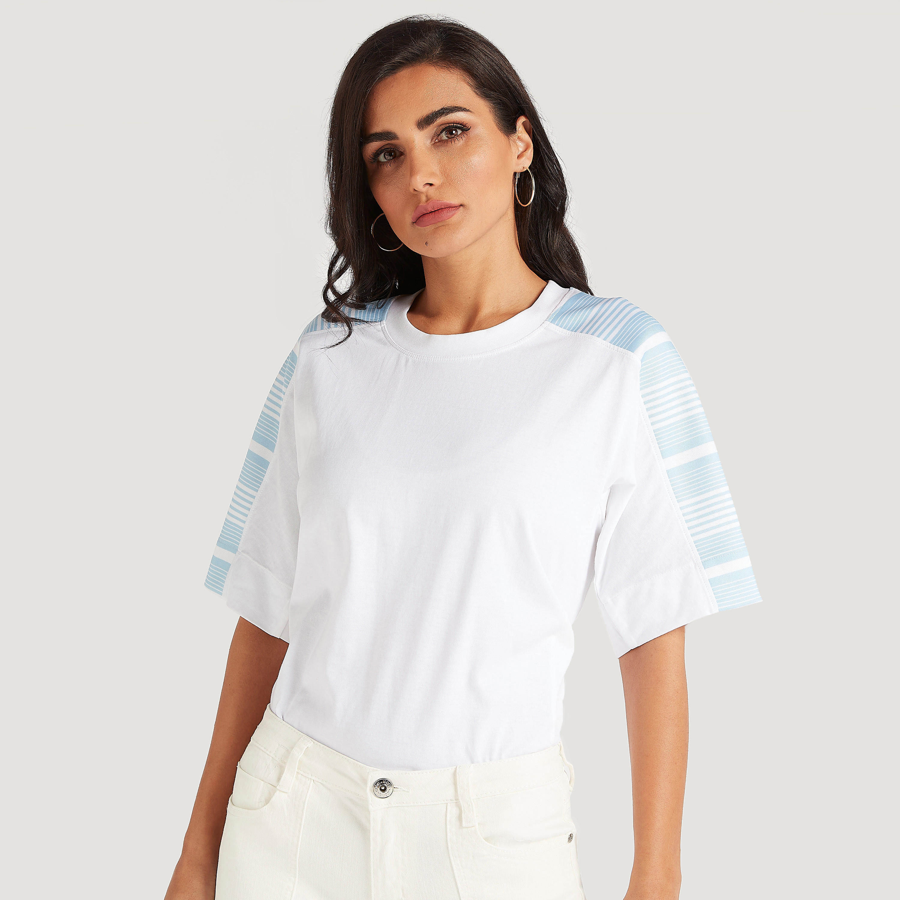 تيشيرت بياقة ضيّقة وأكمام قصيرة وطبعات من آيكونيك-women-clothing-tshirts-image-1