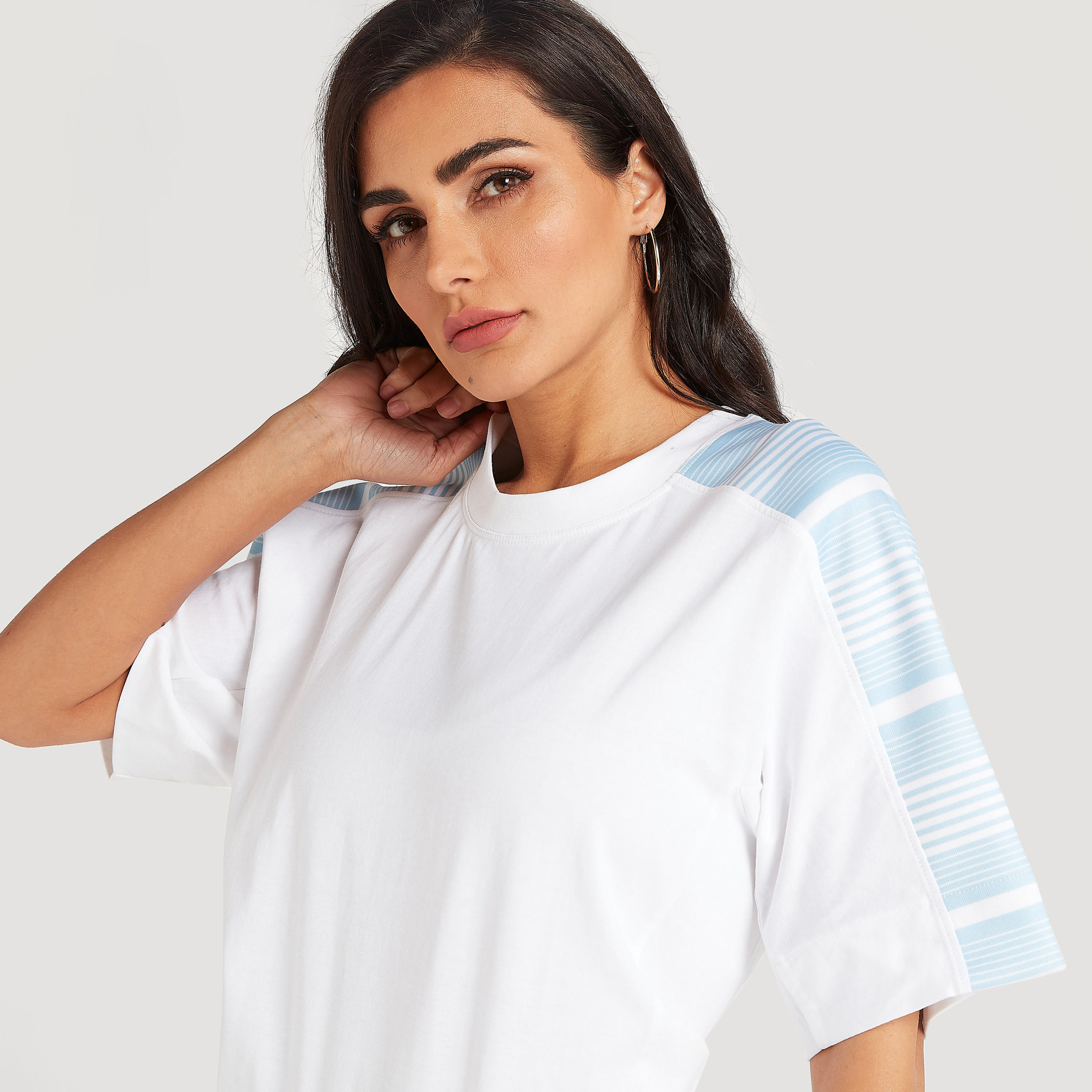 تيشيرت بياقة ضيّقة وأكمام قصيرة وطبعات من آيكونيك-women-clothing-tshirts-image-3