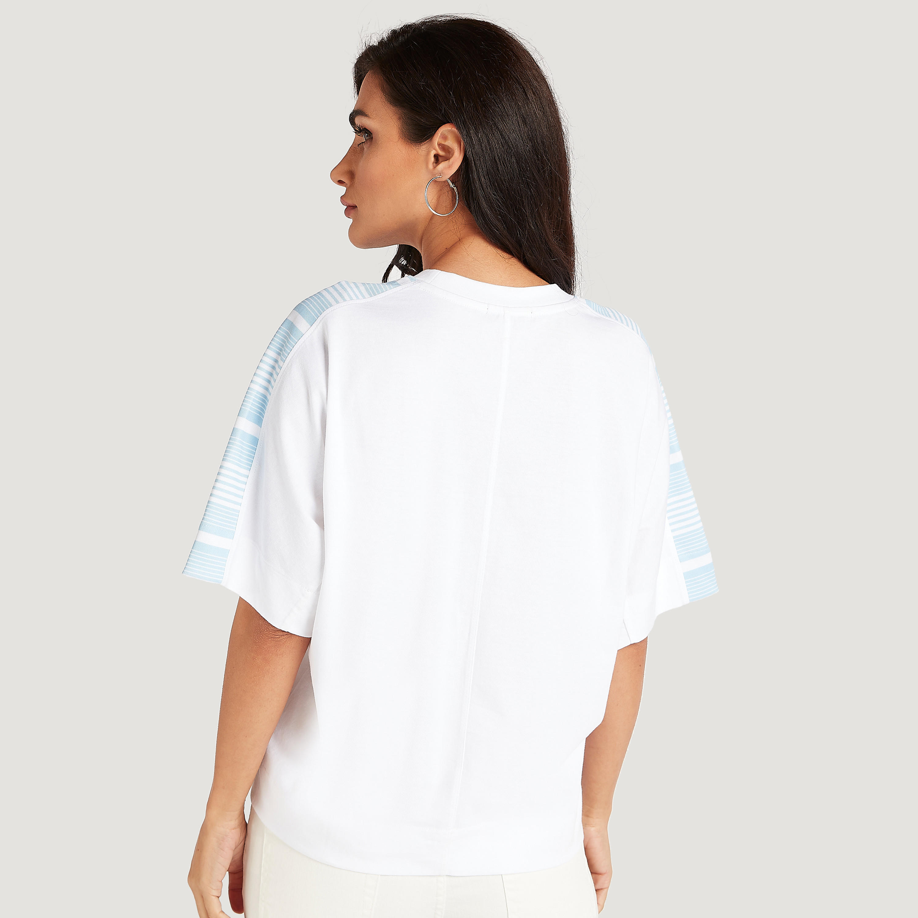 تيشيرت بياقة ضيّقة وأكمام قصيرة وطبعات من آيكونيك-women-clothing-tshirts-image-4