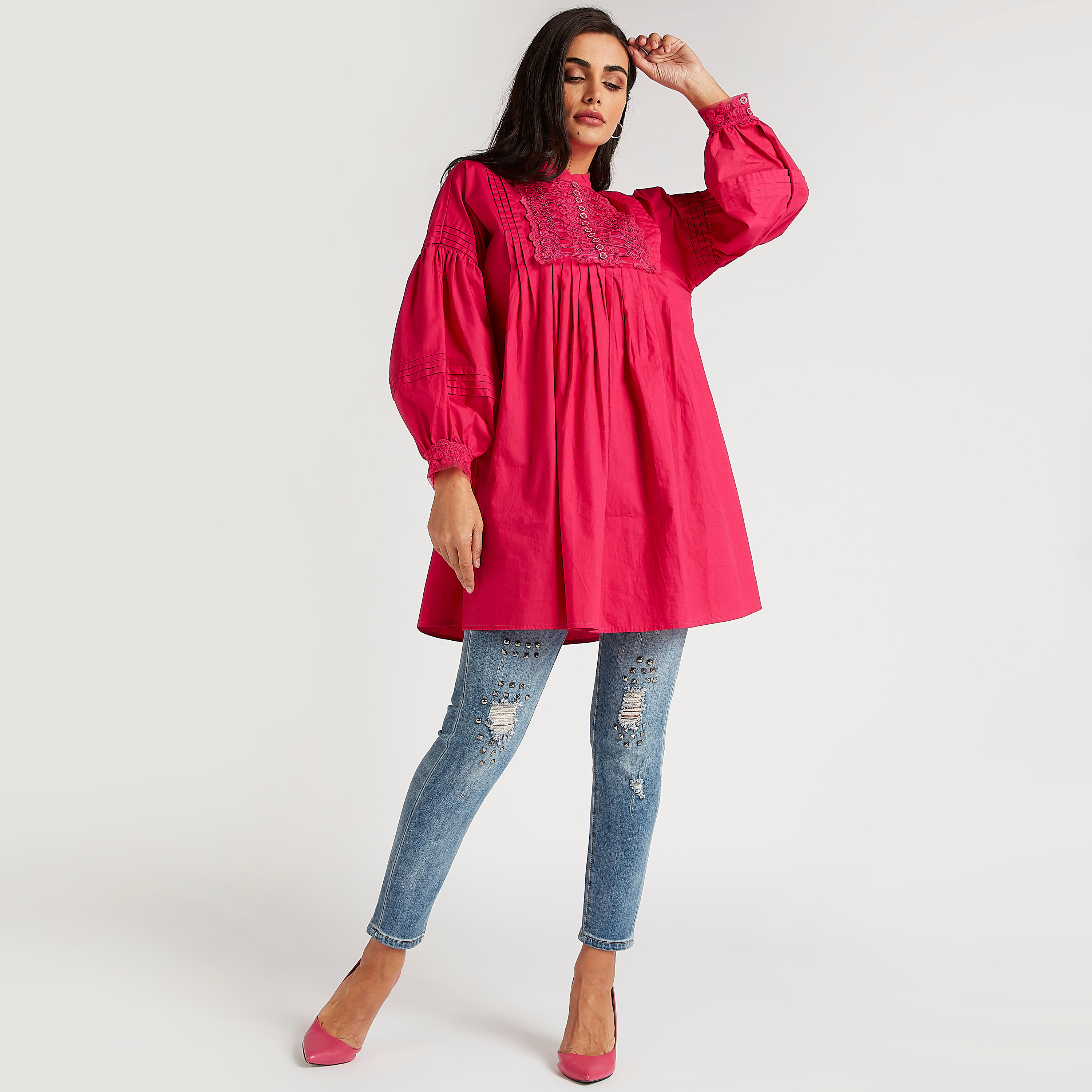 بنطلون جينز مضلّع كاروت فيت بخصر متوسّط الارتفاع وتزيينات مرصّعة من آيكونيك-women-clothing-bottoms-jeans-image-2