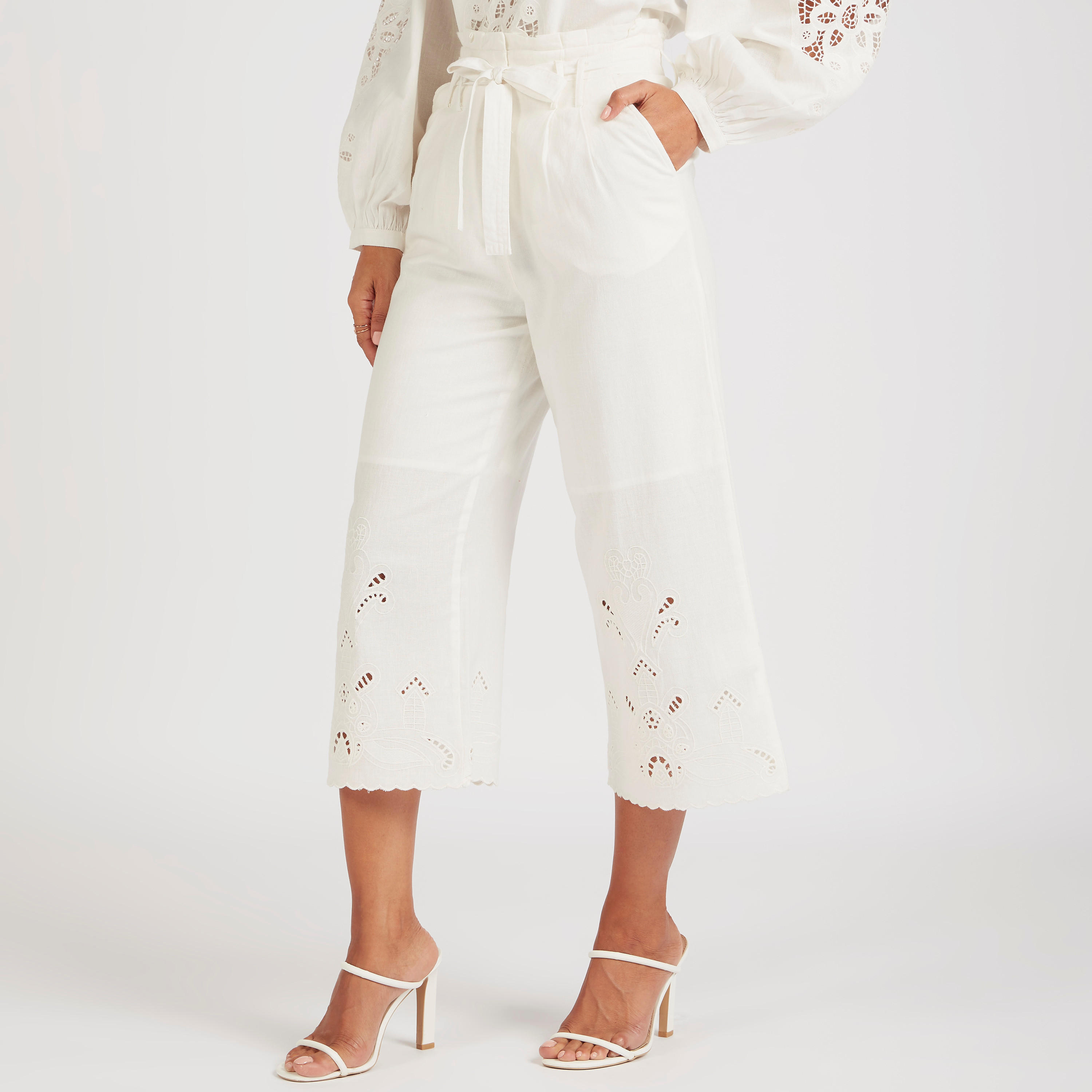 بنطلون قصير بارز الملمس بخصر بيبرباج من آيكونيك-women-clothing-bottoms-trousers-image-1