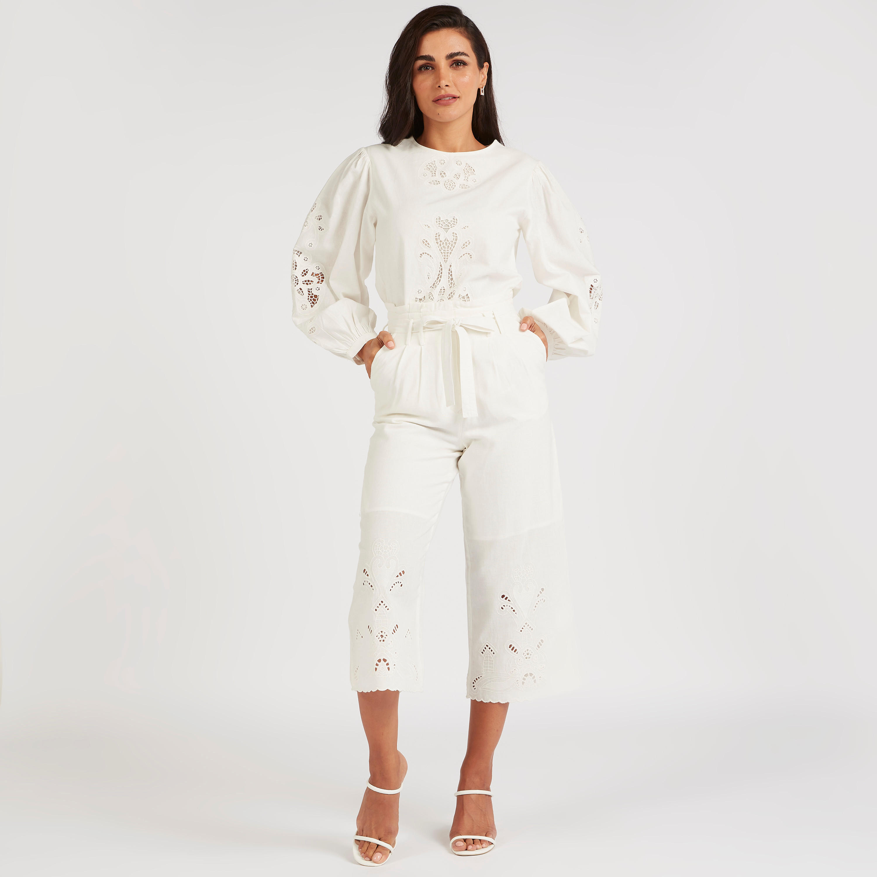 بنطلون قصير بارز الملمس بخصر بيبرباج من آيكونيك-women-clothing-bottoms-trousers-image-2
