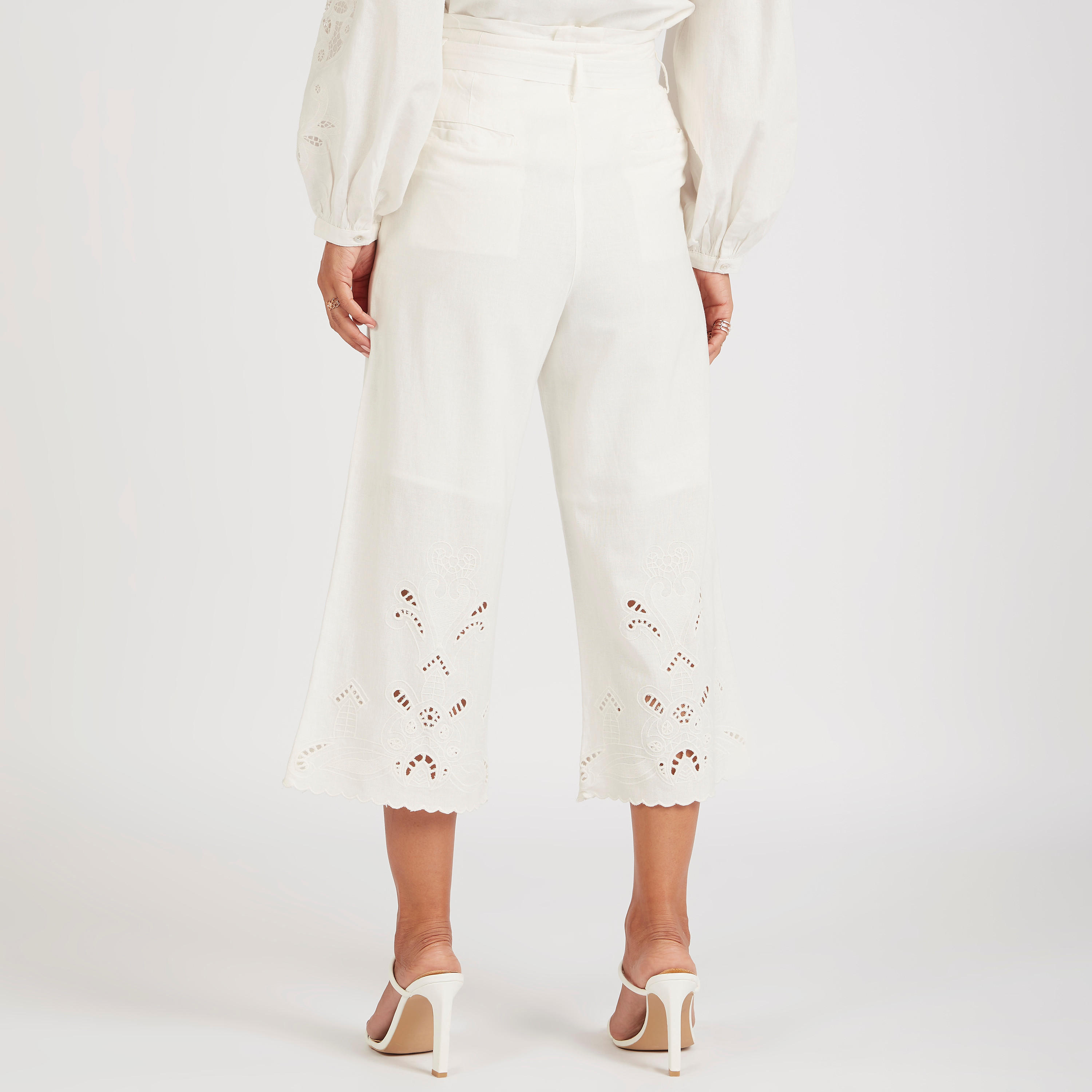 بنطلون قصير بارز الملمس بخصر بيبرباج من آيكونيك-women-clothing-bottoms-trousers-image-4