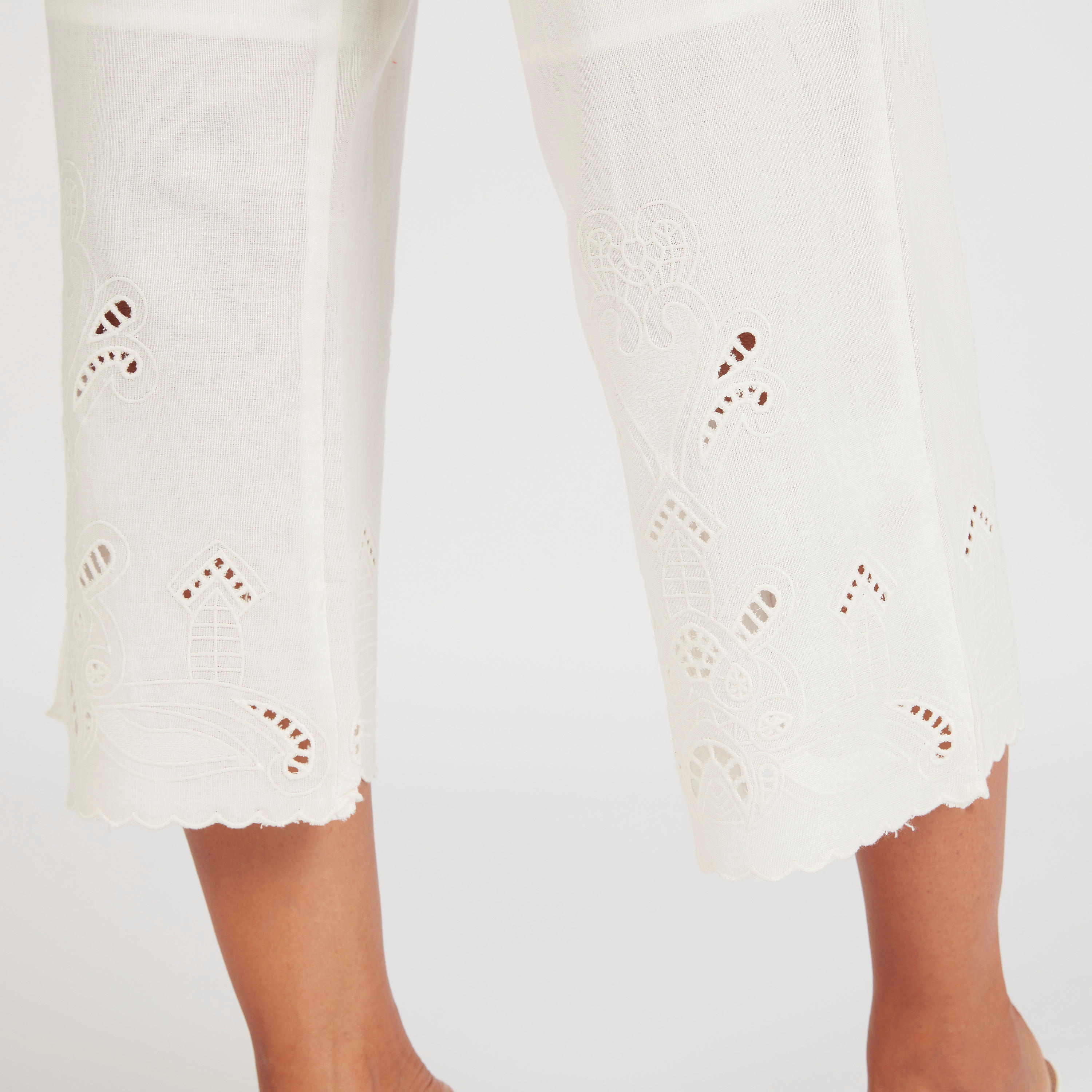 بنطلون قصير بارز الملمس بخصر بيبرباج من آيكونيك-women-clothing-bottoms-trousers-image-5
