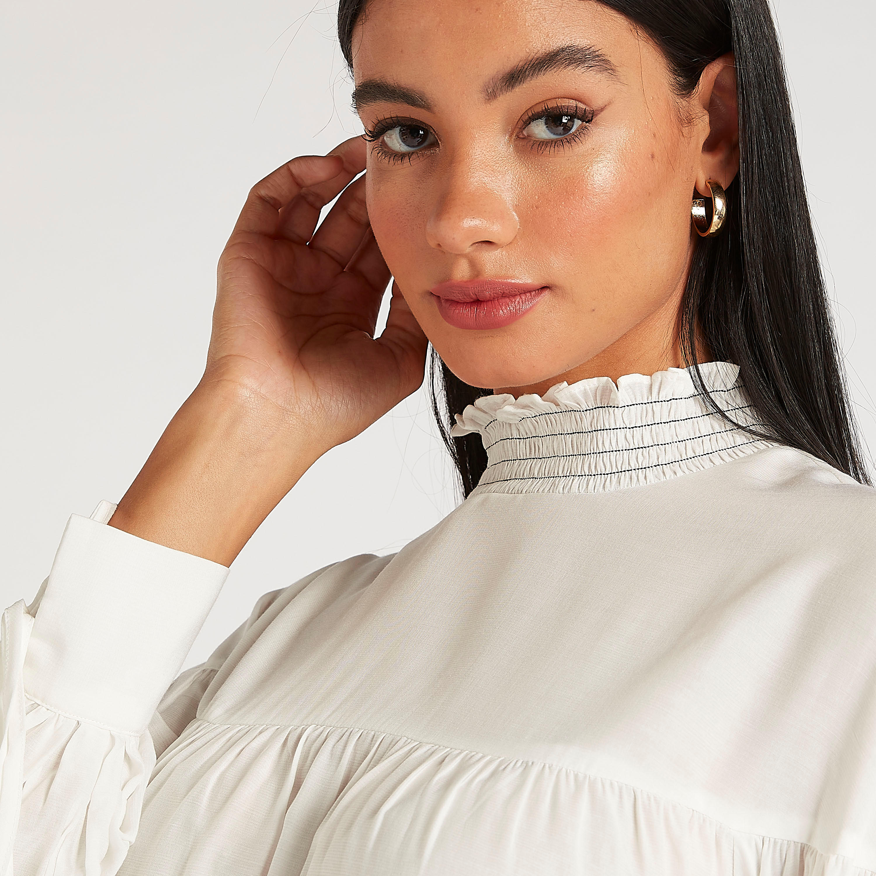 بلوزة واسعة بكشكشة مع ياقة عالية وأكمام طويلة من آيكونيك-women-clothing-shirtsandblouses-blouses-image-3
