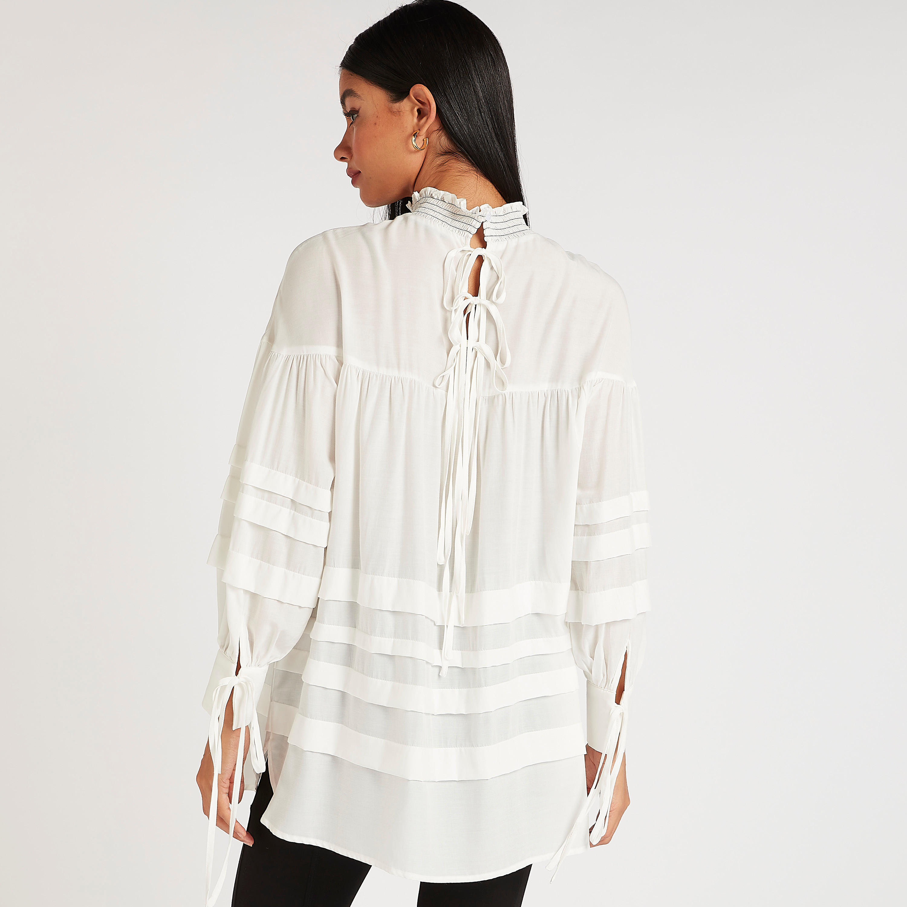 بلوزة واسعة بكشكشة مع ياقة عالية وأكمام طويلة من آيكونيك-women-clothing-shirtsandblouses-blouses-image-4