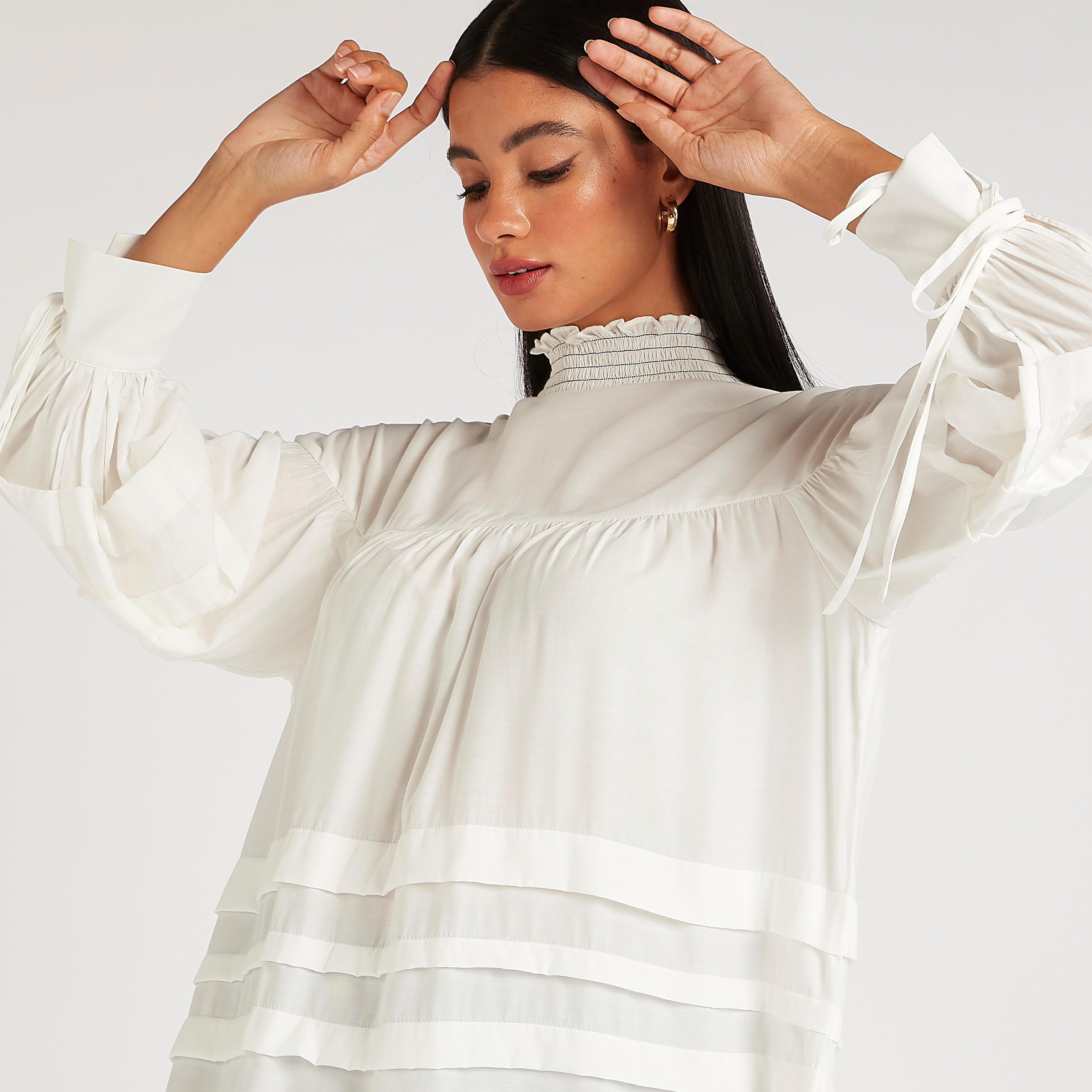 بلوزة واسعة بكشكشة مع ياقة عالية وأكمام طويلة من آيكونيك-women-clothing-shirtsandblouses-blouses-image-5