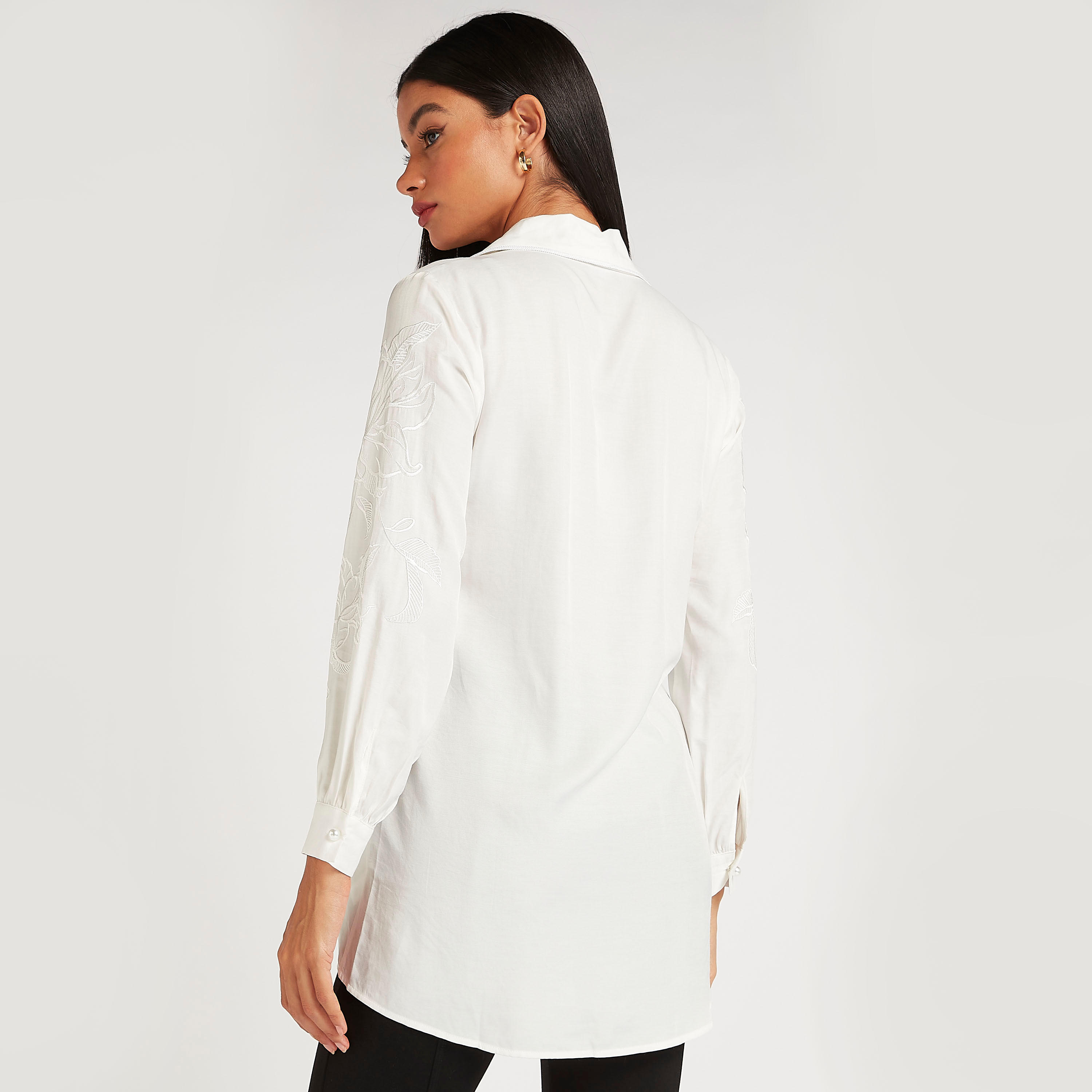 قميص مطرّز بأكمام طويلة وياقة واسعة من آيكونيك-women-clothing-shirtsandblouses-shirts-image-4