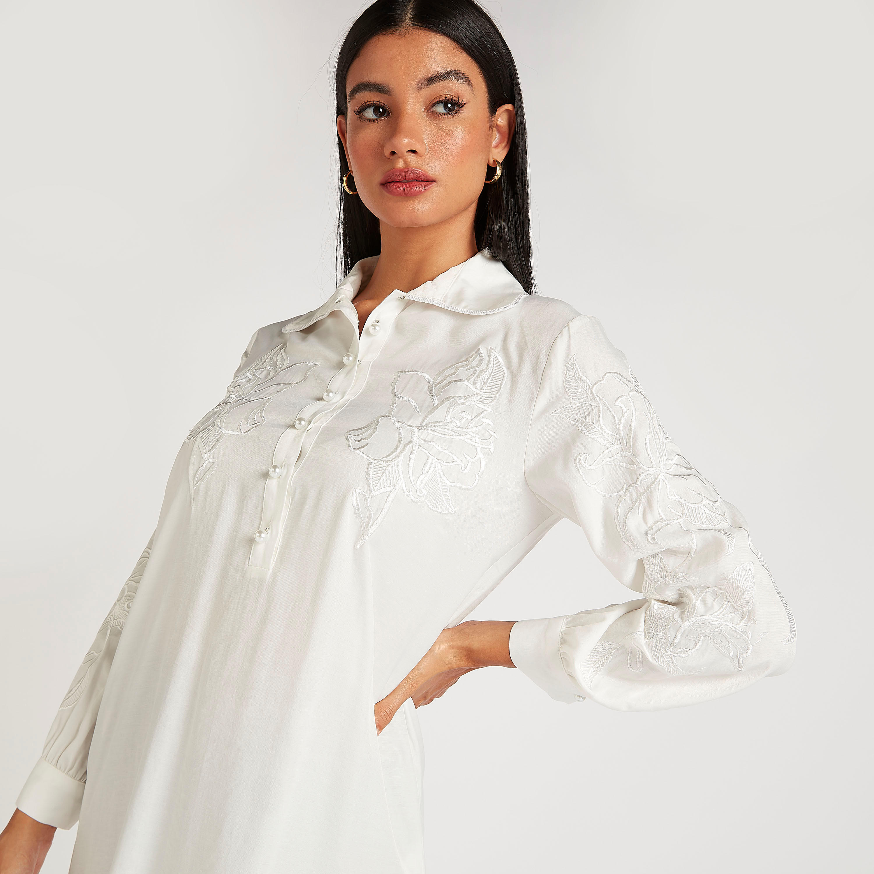 قميص مطرّز بأكمام طويلة وياقة واسعة من آيكونيك-women-clothing-shirtsandblouses-shirts-image-5