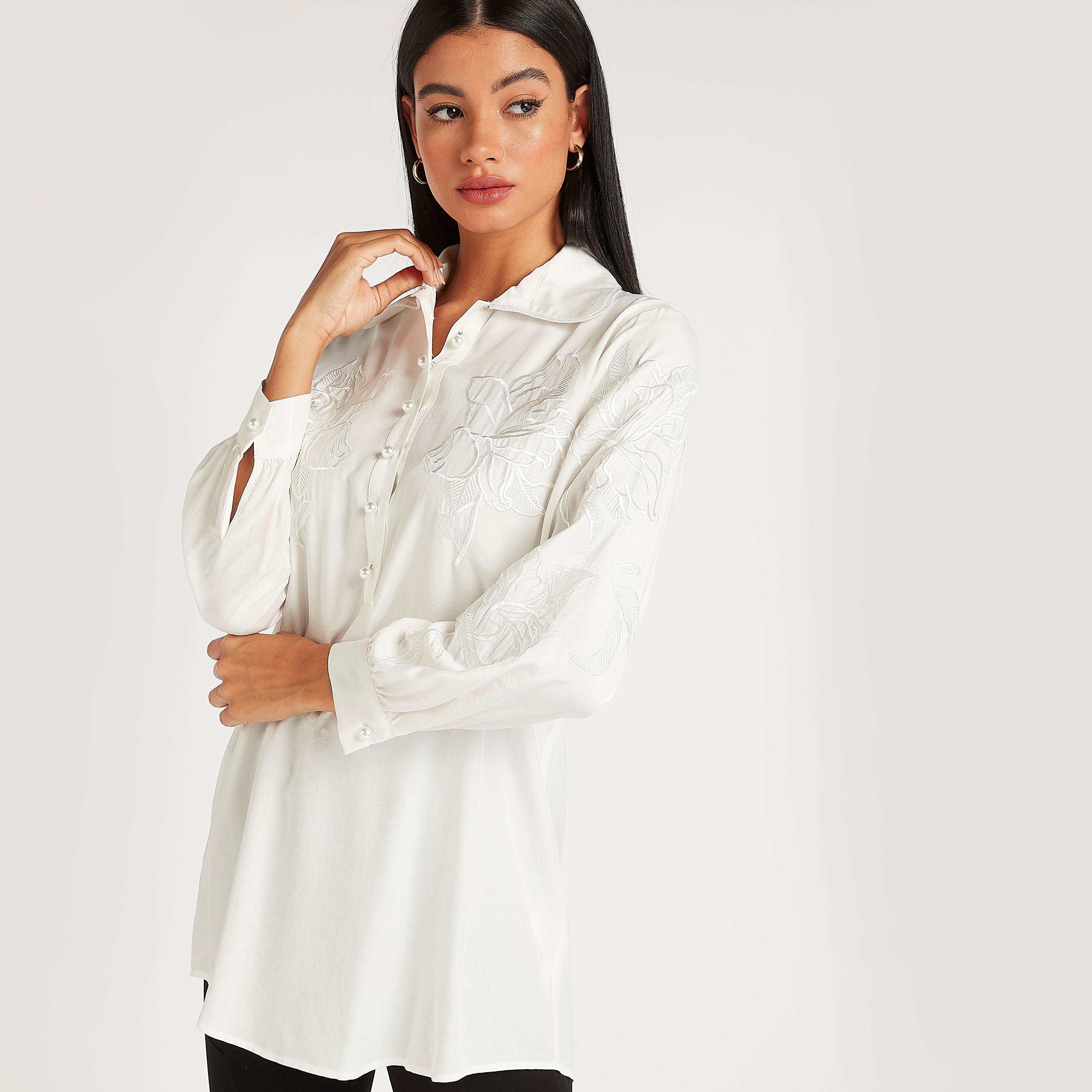 قميص مطرّز بأكمام طويلة وياقة واسعة من آيكونيك-women-clothing-shirtsandblouses-shirts-image-7