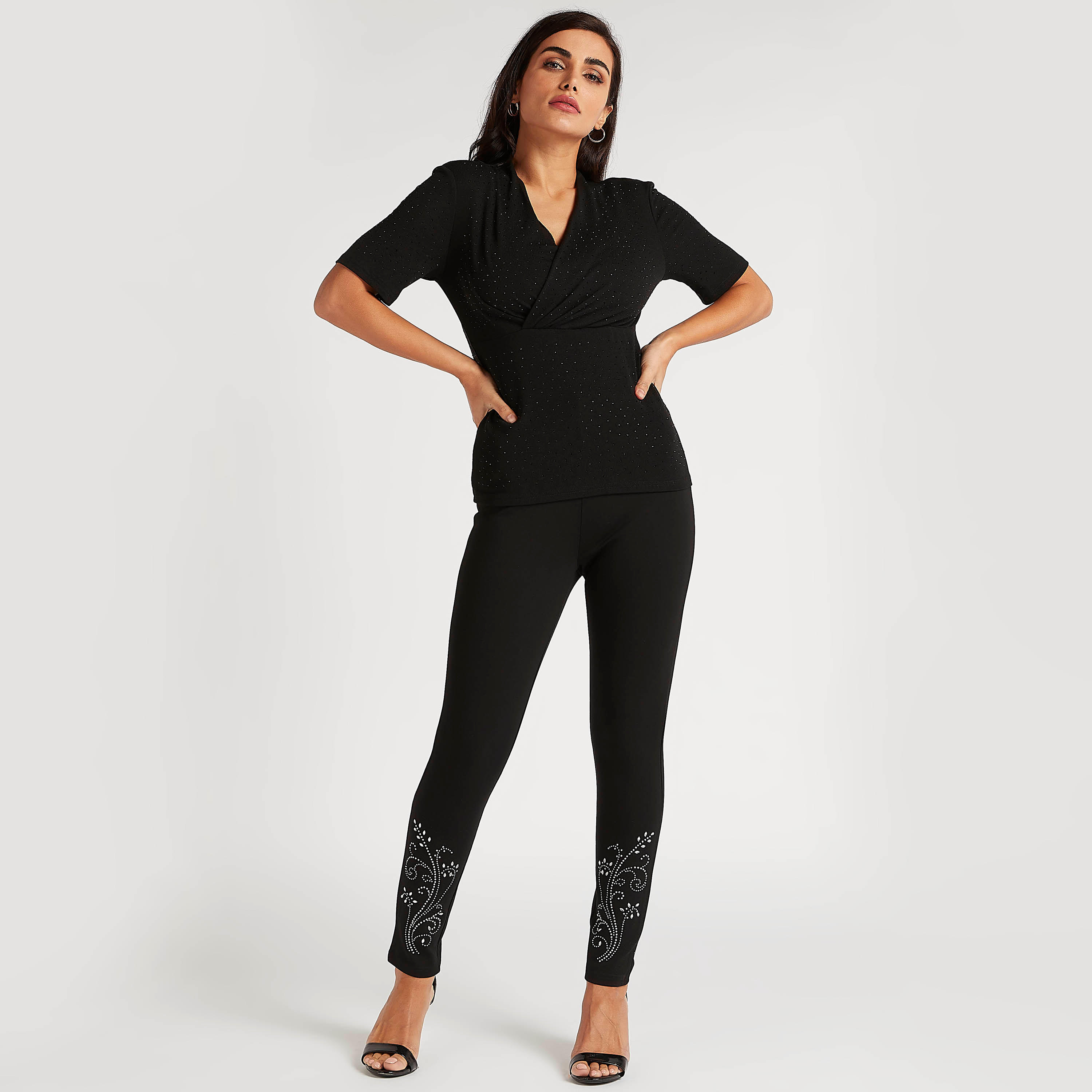 بلوزة مطرزة بكشكشة من الخصر وياقة v وأكمام قصيرة من آيكونك-women-clothing-shirtsandblouses-blouses-image-2