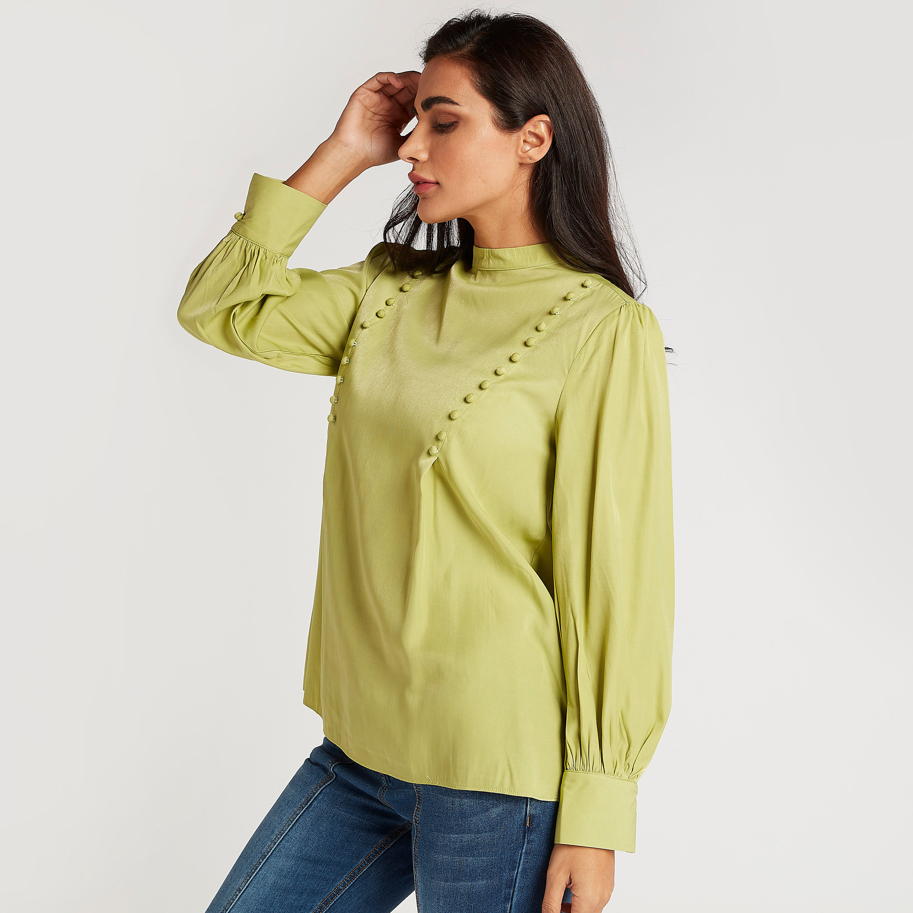 بلوزة سادة بياقة عالية وأكمام طويلة وزر إغلاق من آيكونيك-women-clothing-shirtsandblouses-blouses-image-5