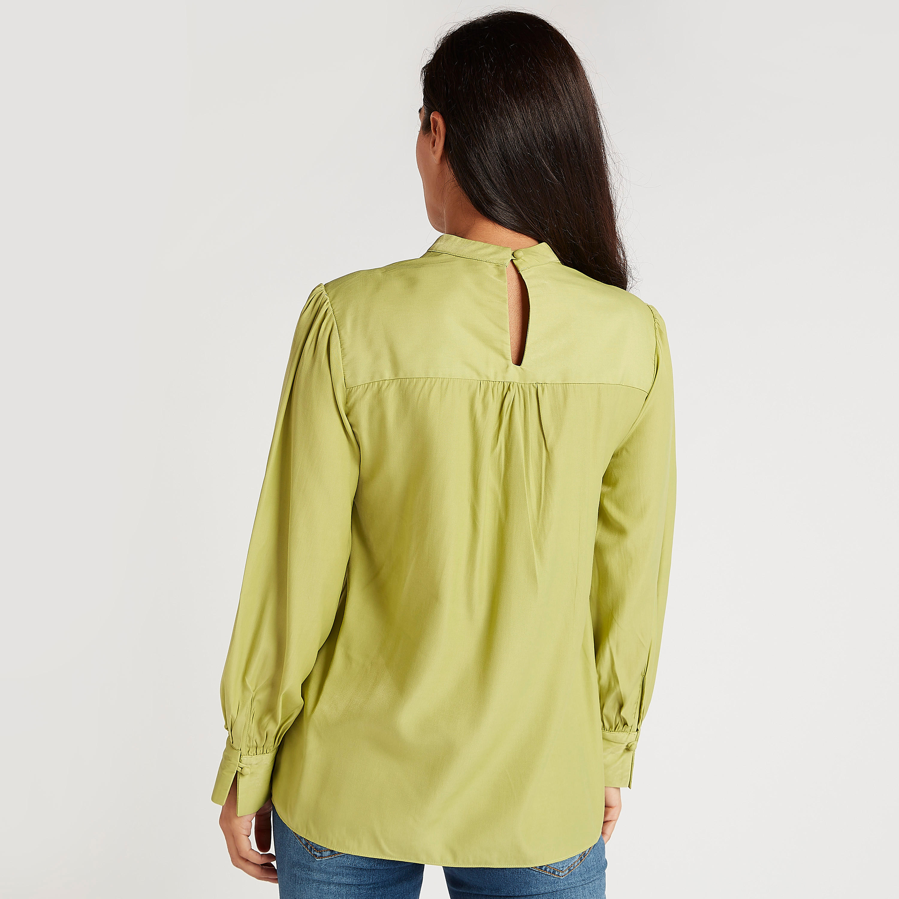 بلوزة سادة بياقة عالية وأكمام طويلة وزر إغلاق من آيكونيك-women-clothing-shirtsandblouses-blouses-image-2