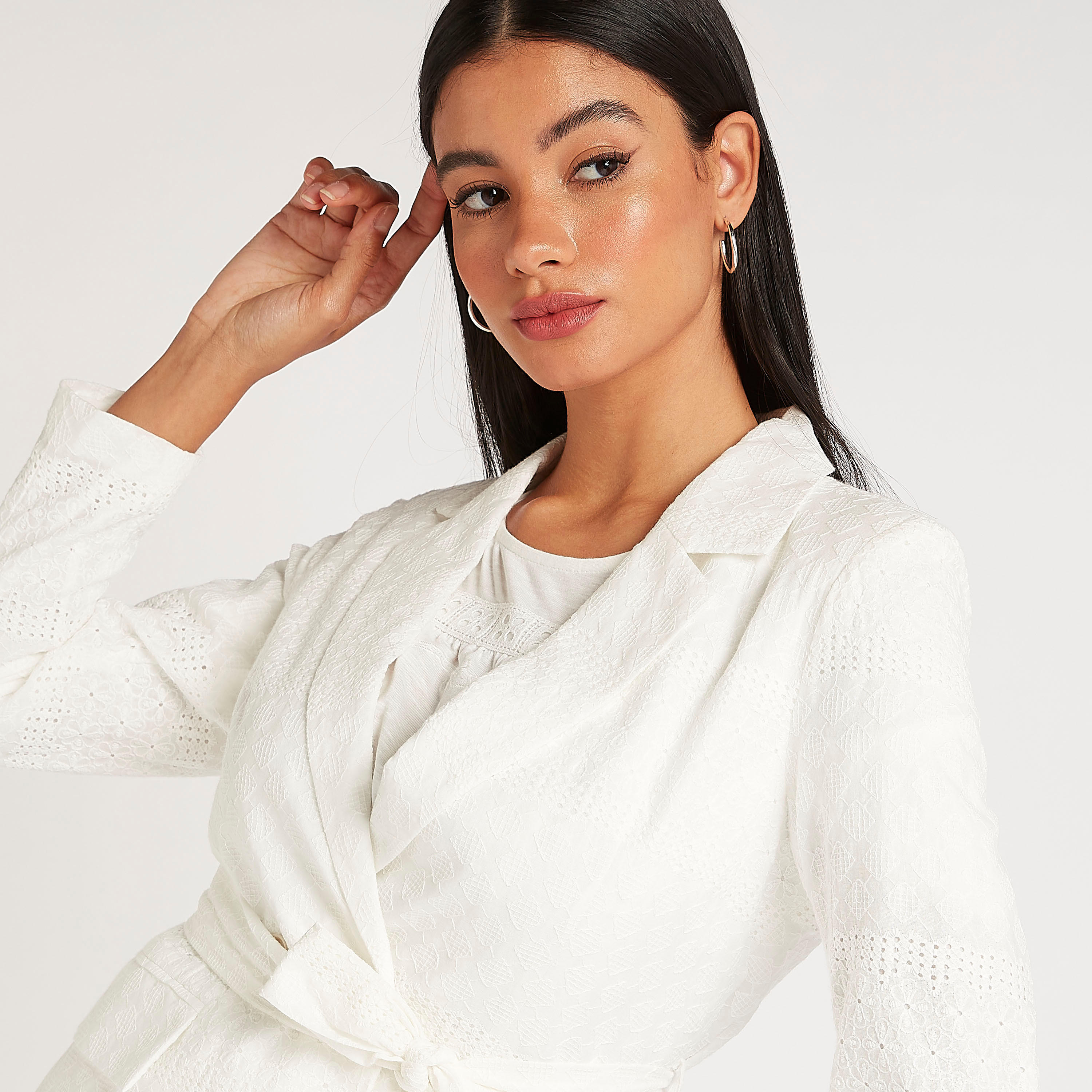 جاكيت بليزر بارز الملمس مع ياقة مطويّة وحزام رباط من آيكونيك-women-clothing-coatsandjackets-blazers-image-3