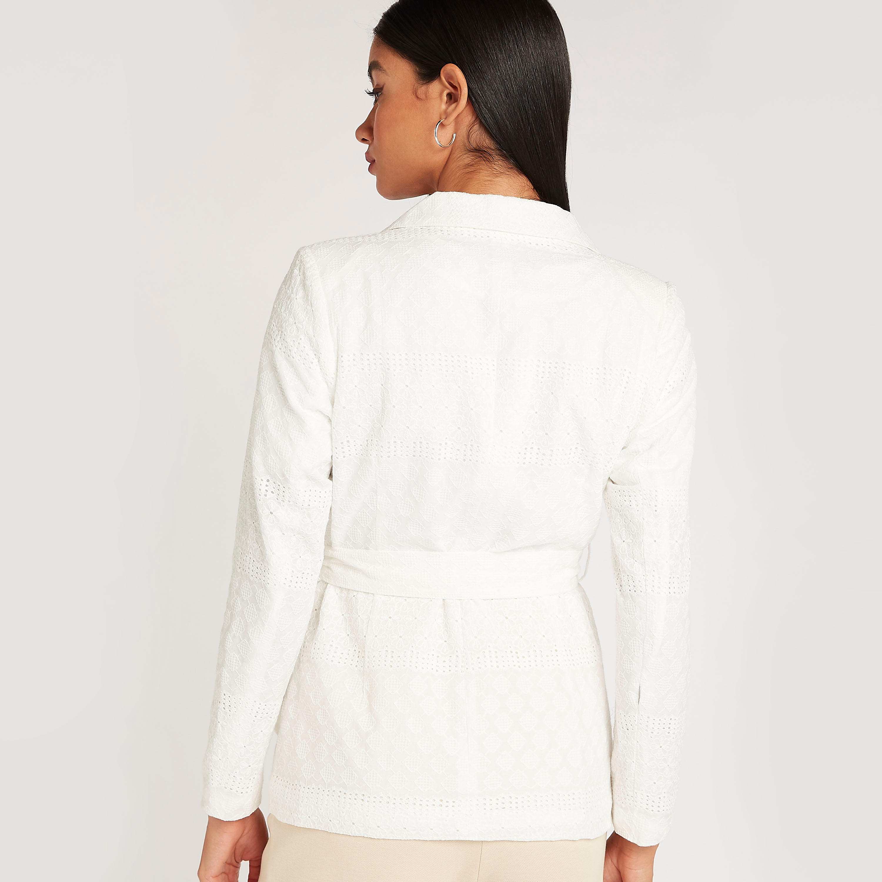 جاكيت بليزر بارز الملمس مع ياقة مطويّة وحزام رباط من آيكونيك-women-clothing-coatsandjackets-blazers-image-4