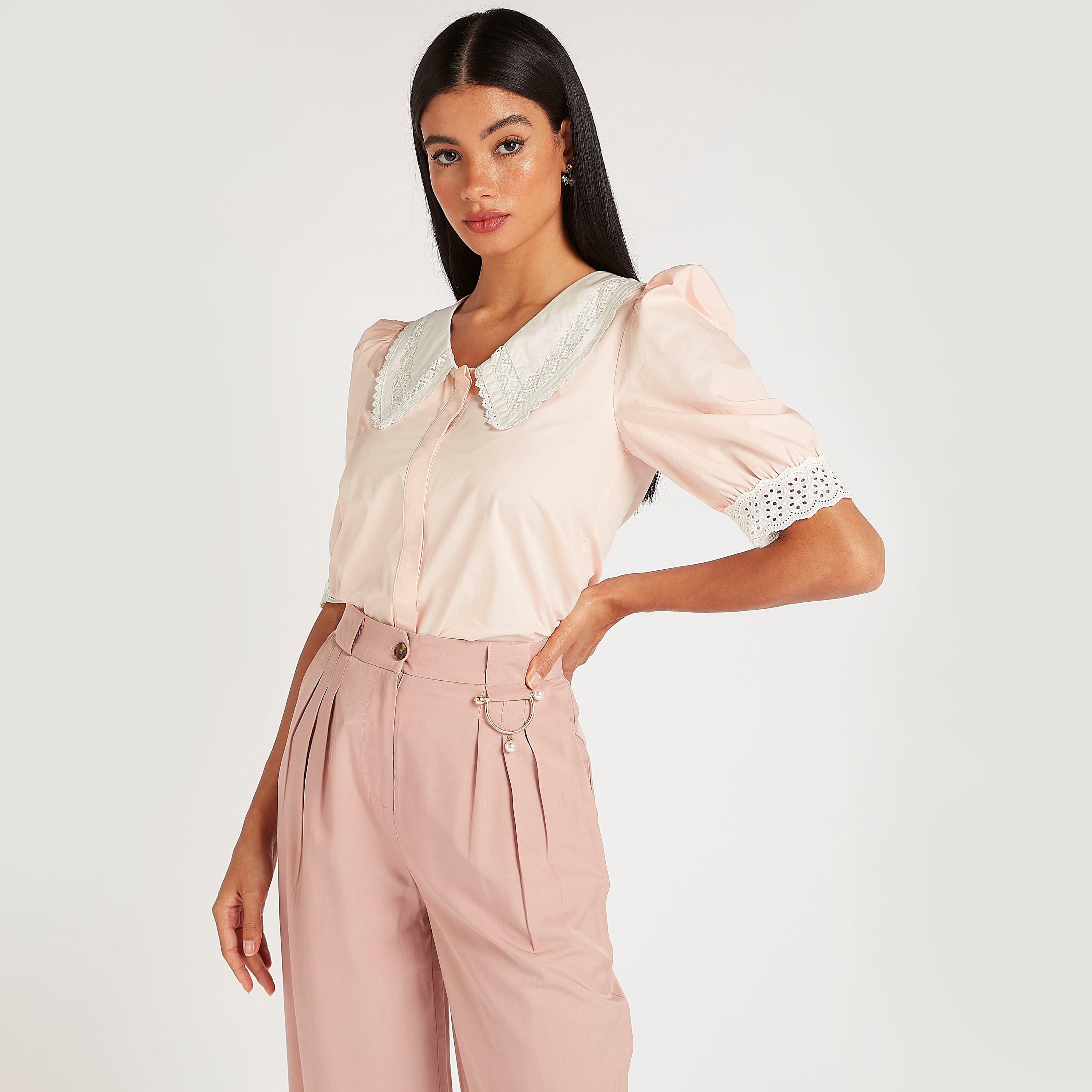 بلوزة بتفاصيل دانتيل وأكمام منفوخة وياقة بيتر بان من آيكونيك-women-clothing-shirtsandblouses-blouses-image-1