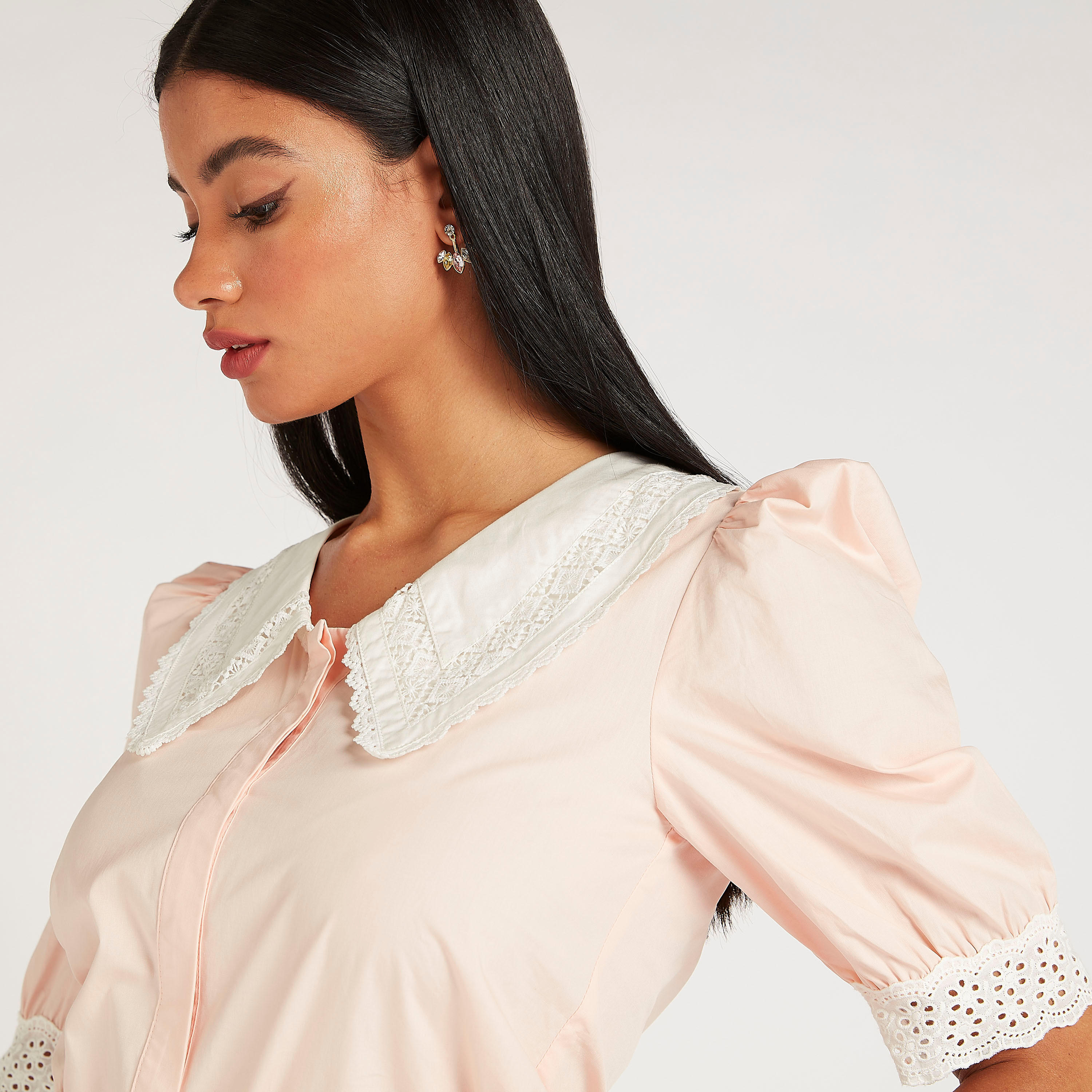 بلوزة بتفاصيل دانتيل وأكمام منفوخة وياقة بيتر بان من آيكونيك-women-clothing-shirtsandblouses-blouses-image-3