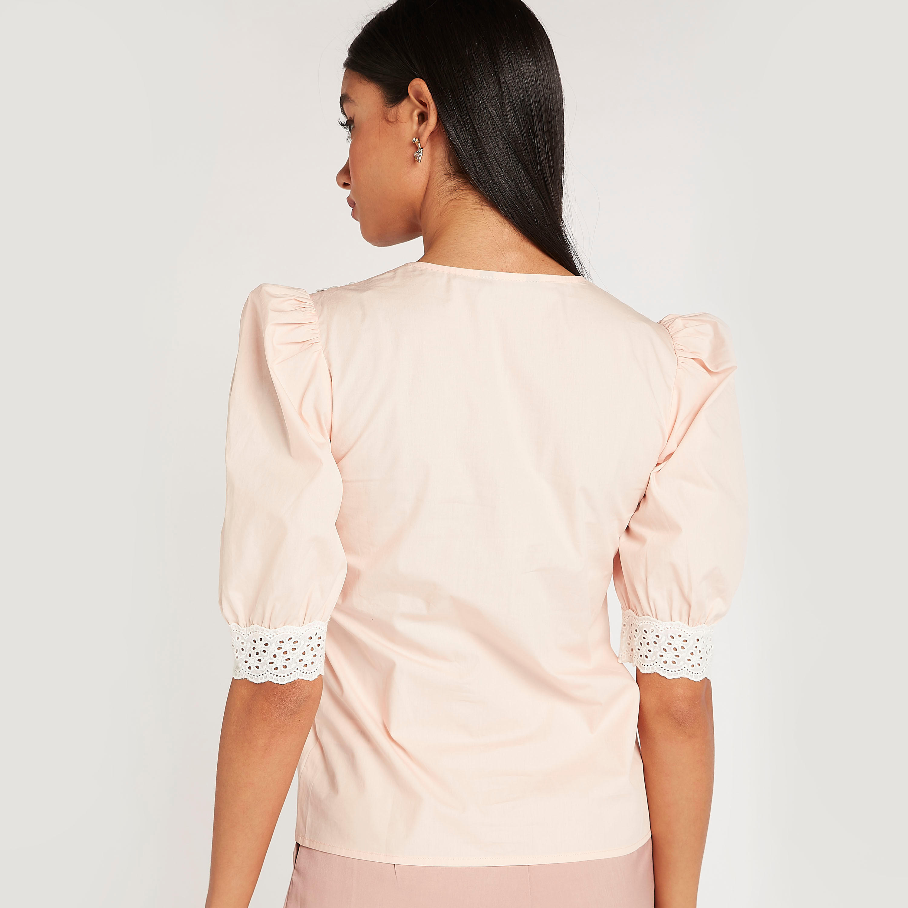 بلوزة بتفاصيل دانتيل وأكمام منفوخة وياقة بيتر بان من آيكونيك-women-clothing-shirtsandblouses-blouses-image-4
