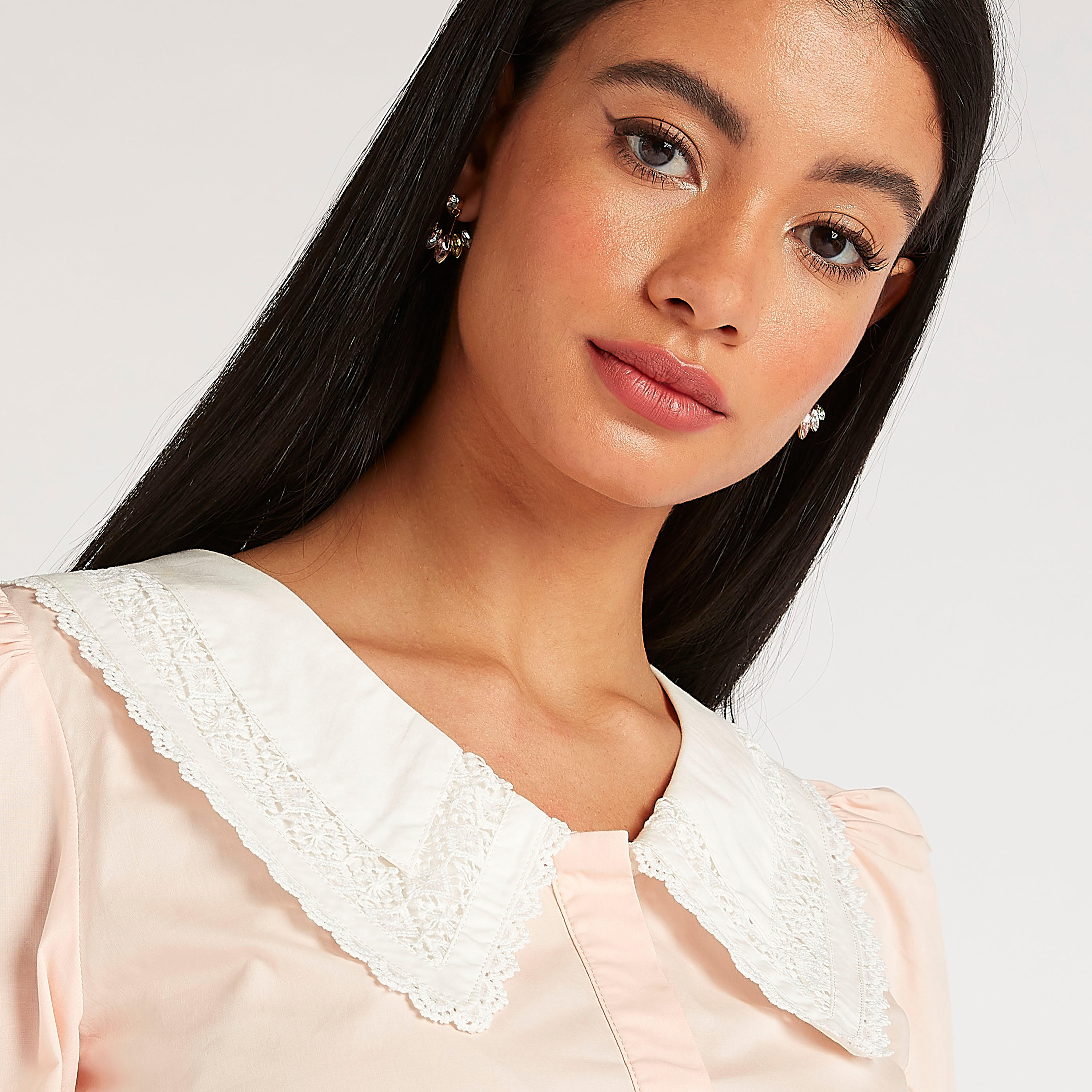 بلوزة بتفاصيل دانتيل وأكمام منفوخة وياقة بيتر بان من آيكونيك-women-clothing-shirtsandblouses-blouses-image-5