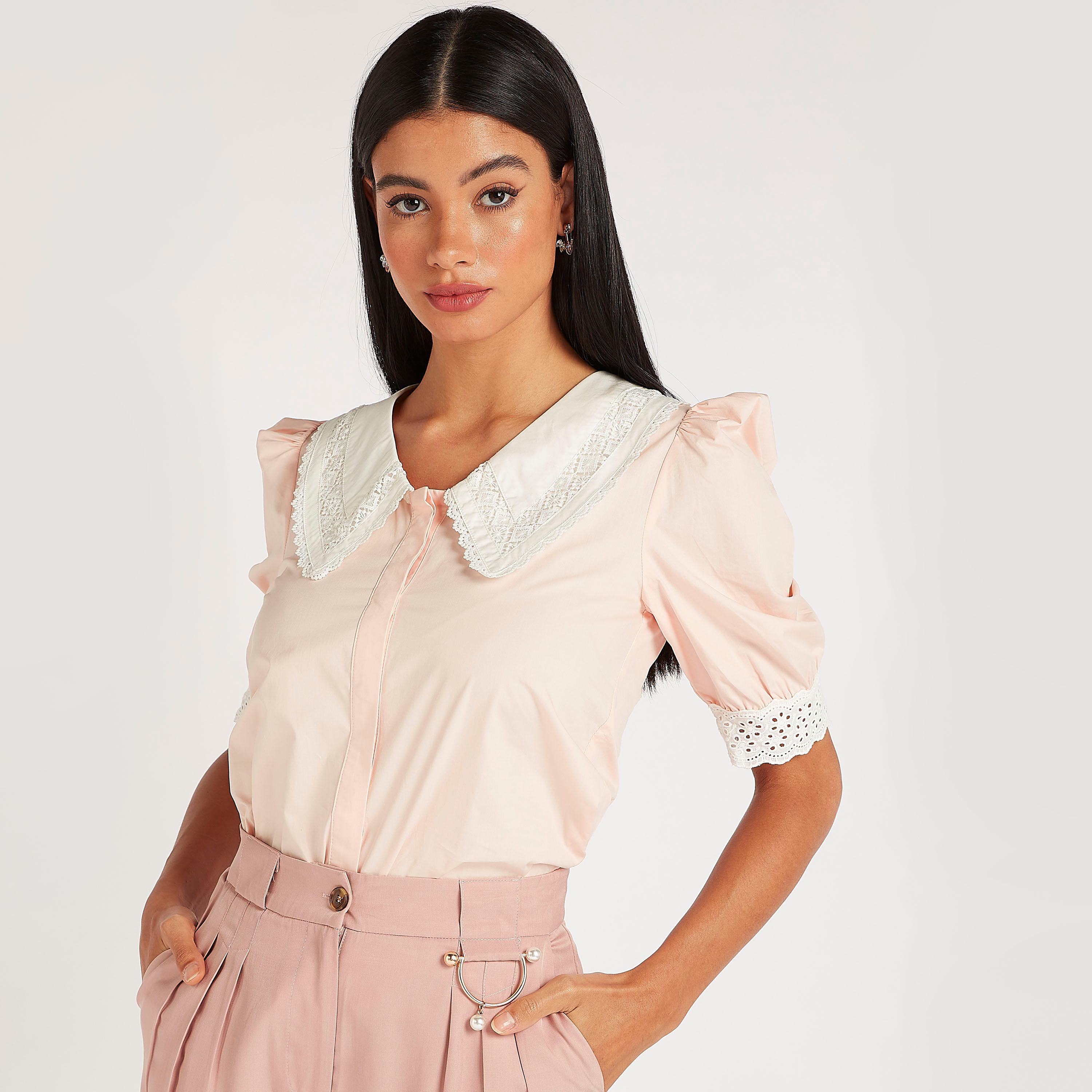 بلوزة بتفاصيل دانتيل وأكمام منفوخة وياقة بيتر بان من آيكونيك-women-clothing-shirtsandblouses-blouses-image-6