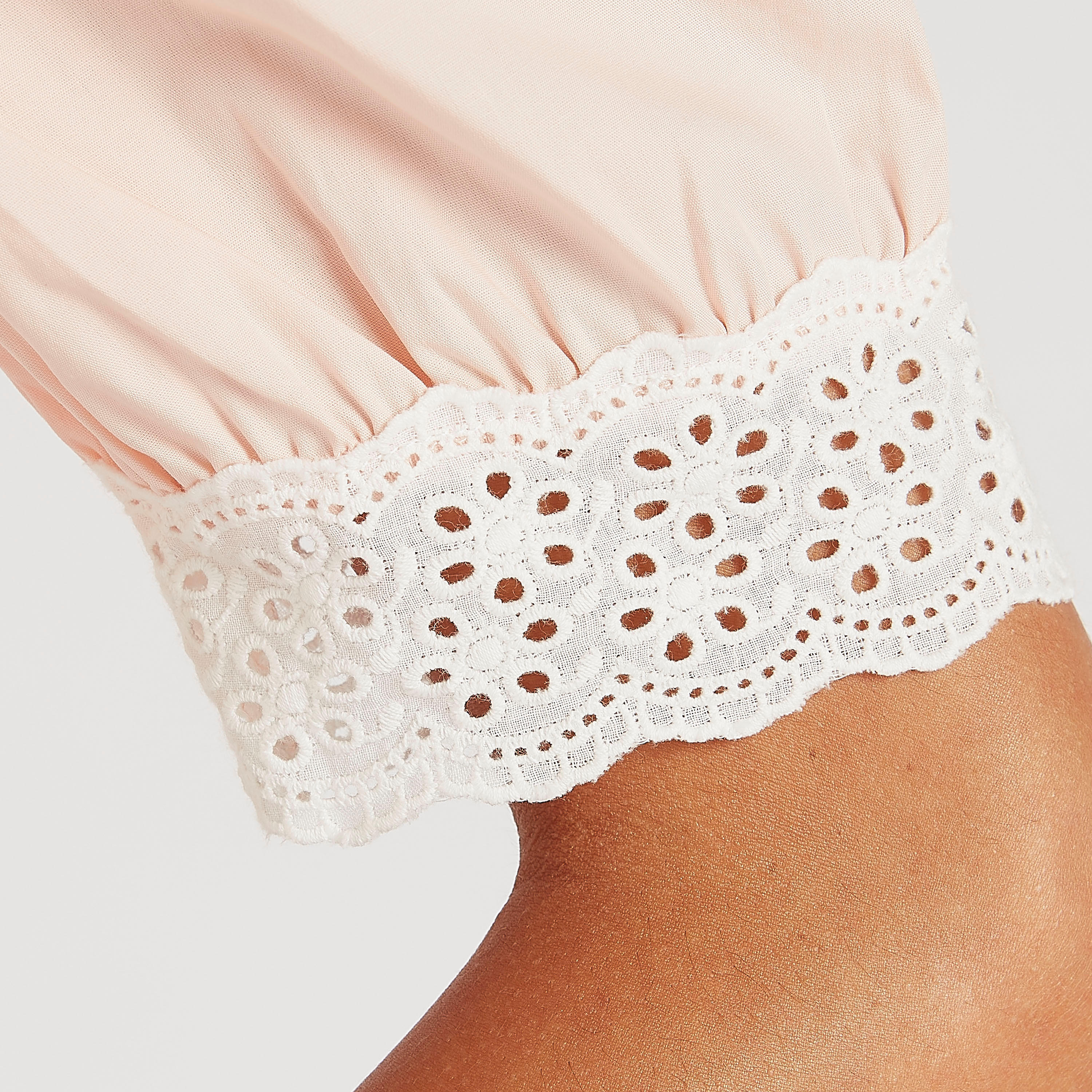 بلوزة بتفاصيل دانتيل وأكمام منفوخة وياقة بيتر بان من آيكونيك-women-clothing-shirtsandblouses-blouses-image-7