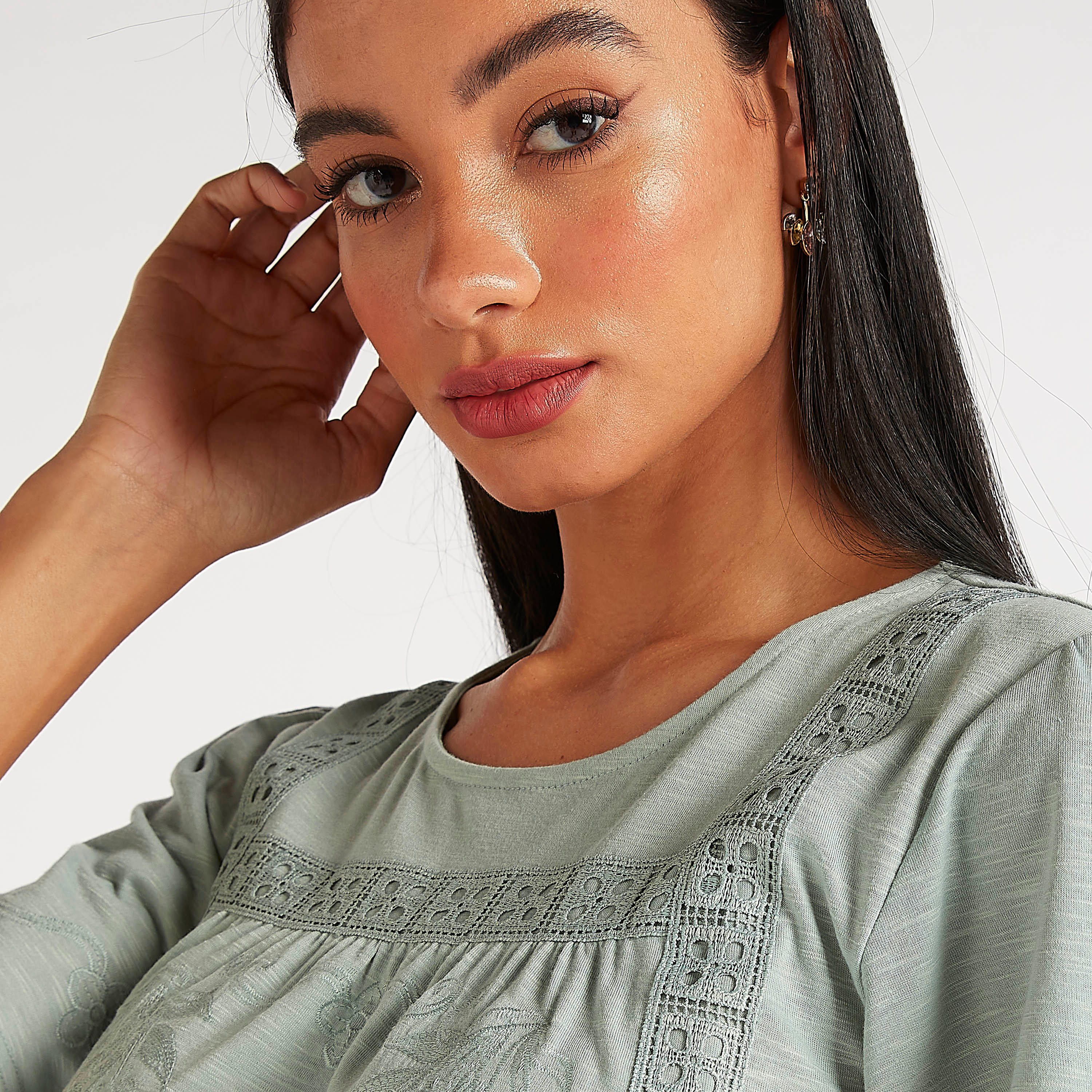 بلوزة مطرزة بياقة مستديرة وأكمام قصيرة-women-clothing-shirtsandblouses-blouses-image-4